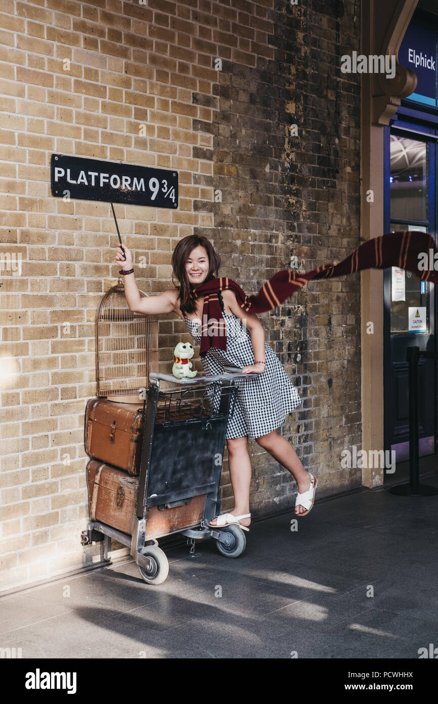 Die Leute, die Fotos von 9 3/4 Plattform im Bahnhof King's Cross, London, Station, wo die Schüler von Hogwarts Schule Fang den Hogwarts Express. Stockfoto