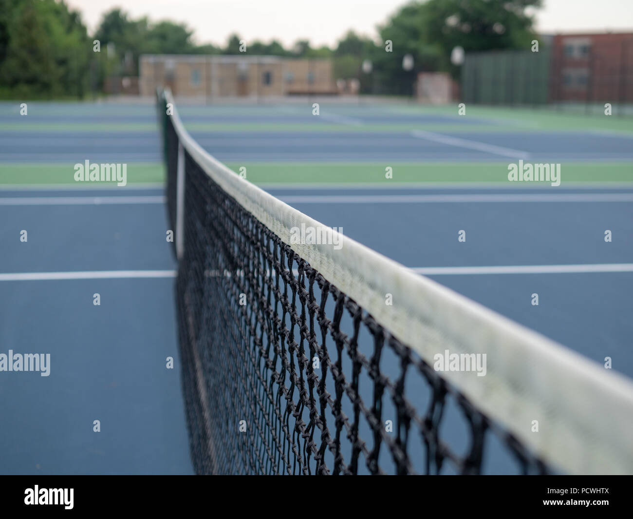 Nahaufnahme von Tennisplatz net und Post in einem lokalen Park Stockfoto