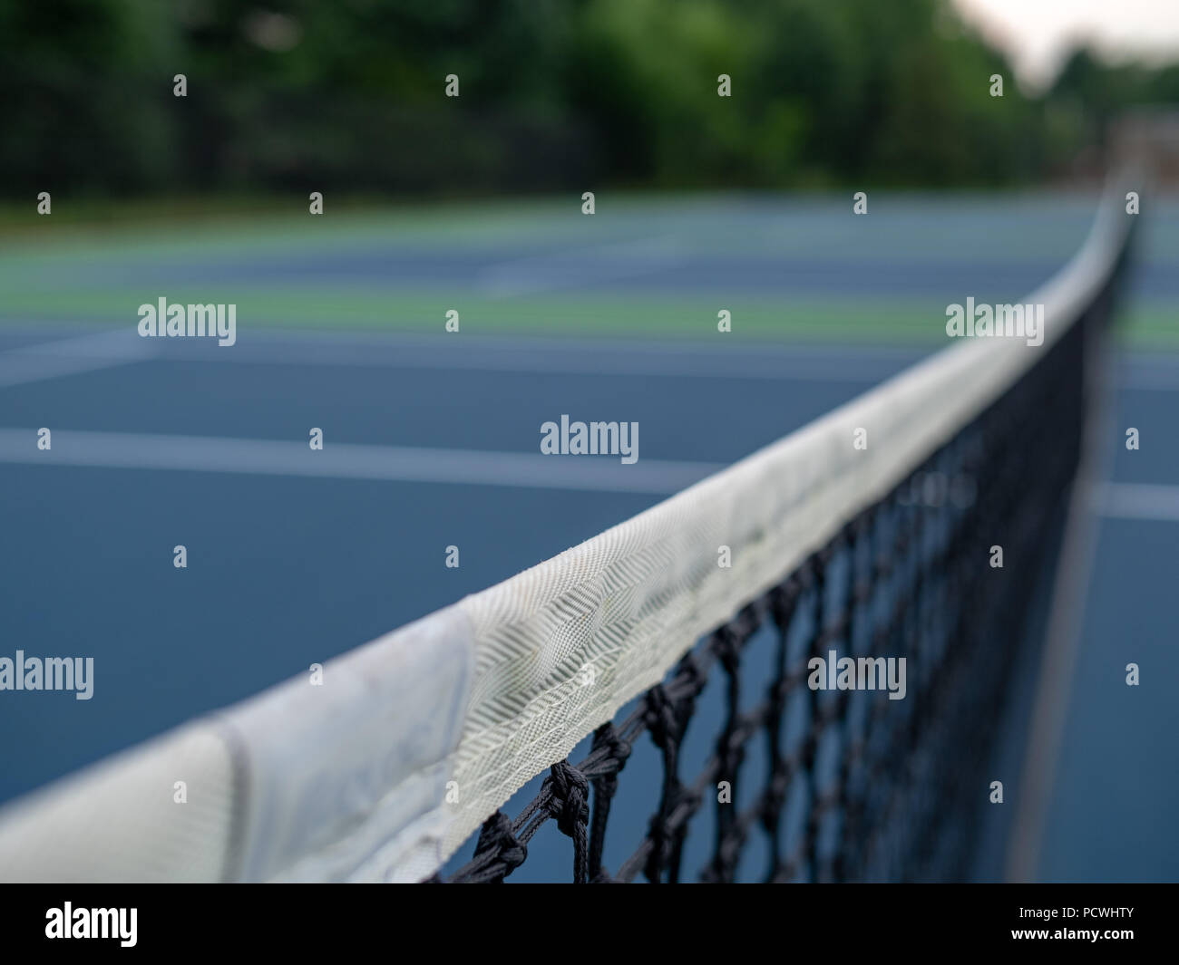 Konzentriert in der Nähe einen Tennisplatz net mit Hintergrund in Unschärfe Stockfoto