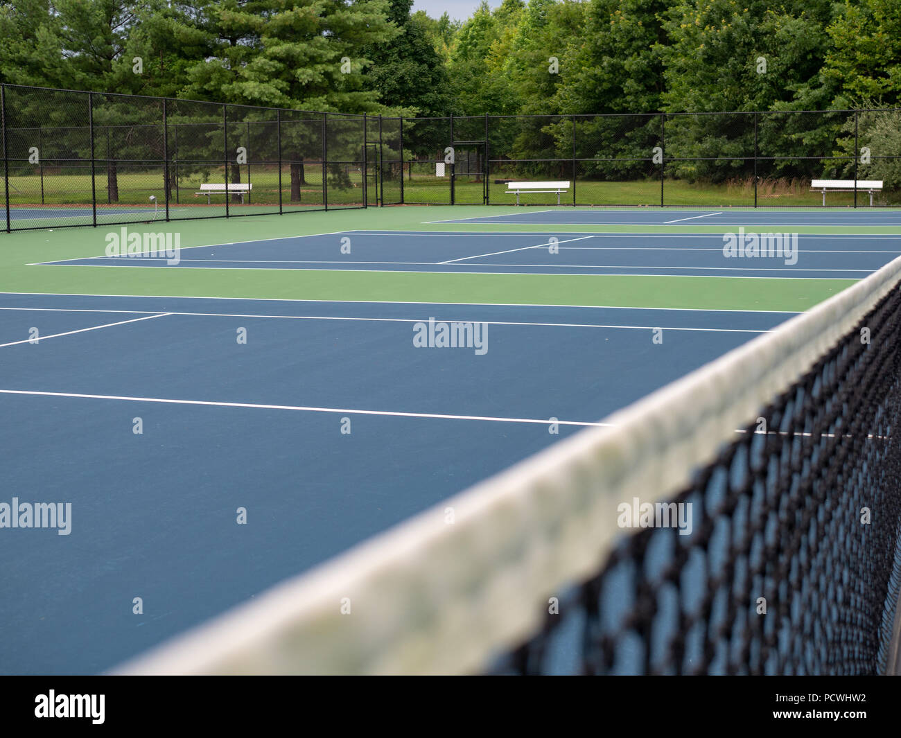 Nahaufnahme des Tennisplatz net mit Hintergrund Gerichte im Fokus Stockfoto