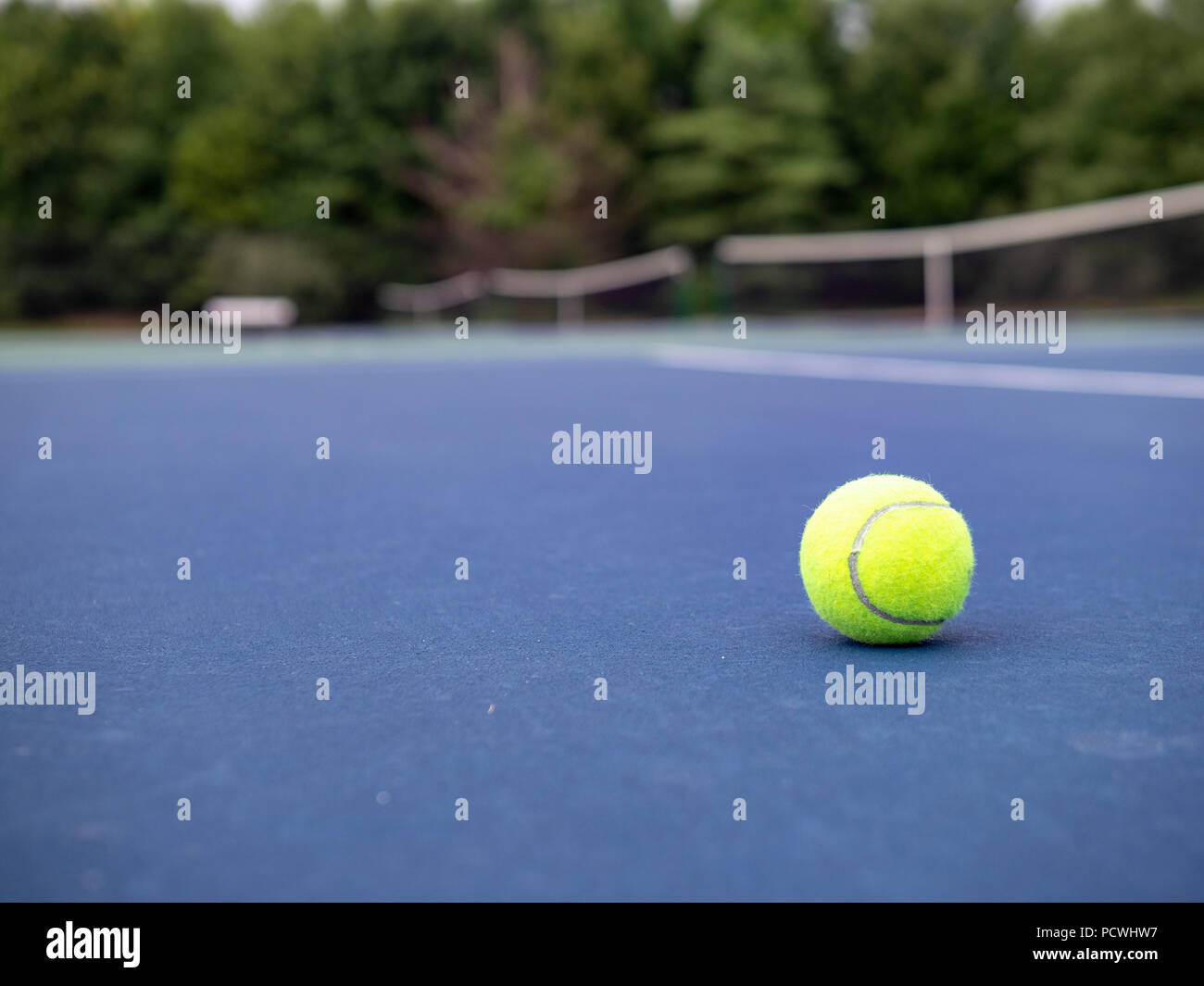 Tennis Ball auf dem Boden mit Gericht Netze. Stockfoto