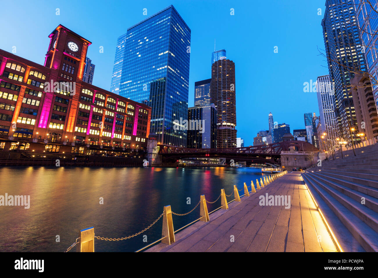 Farbenfrohe Architektur von Chicago in Chicago River in der Nacht. Chicago, Illinois, USA. Stockfoto