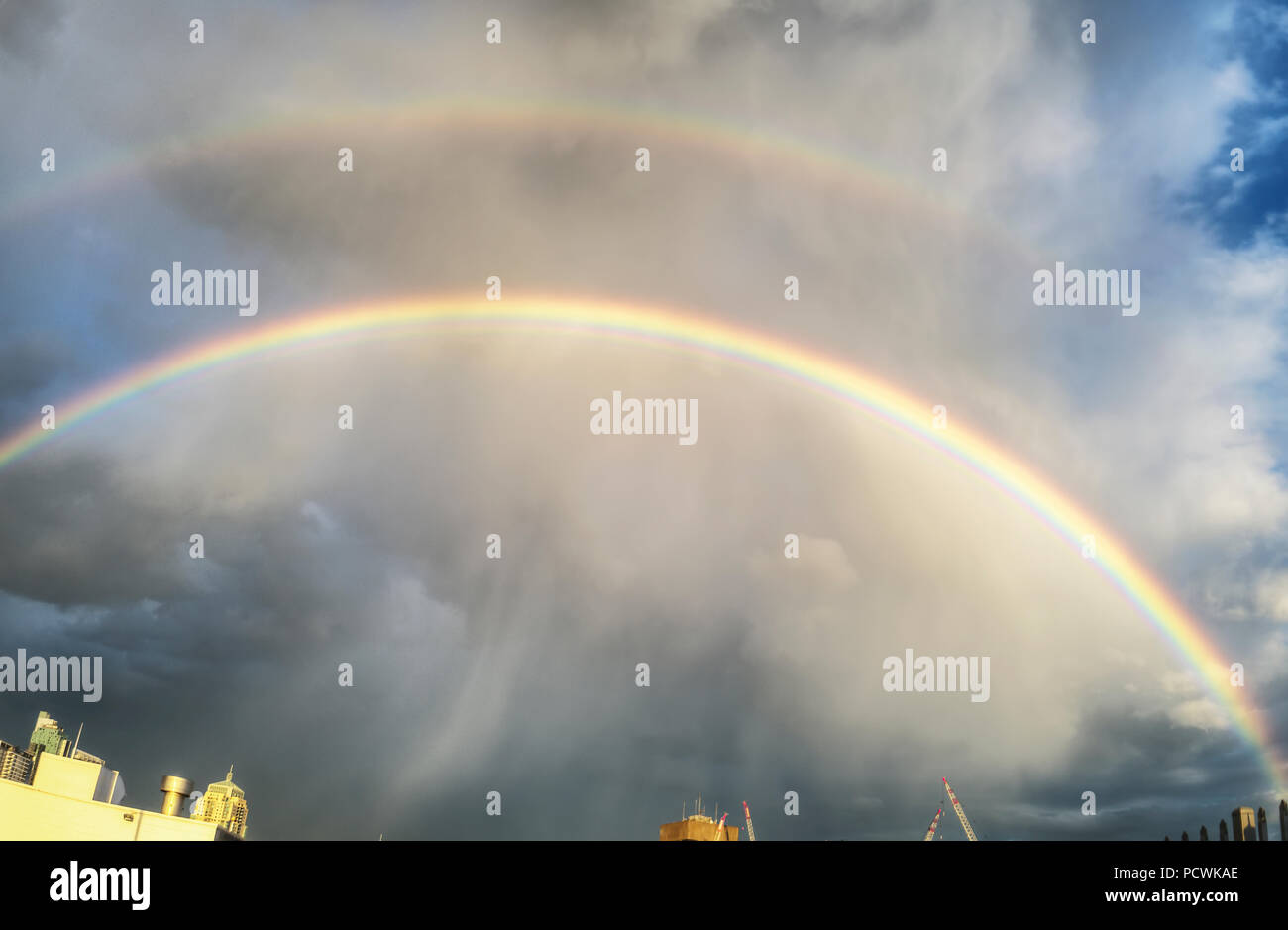 Doppelte Regenbogen am Himmel Stockfoto