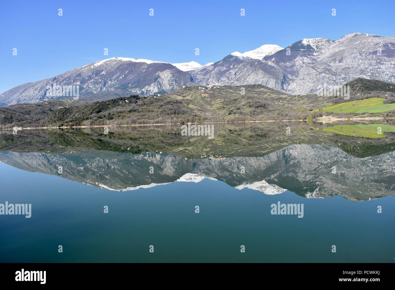 Berg refelction auf Lago Sant'Angelo - Casoli - Abruzzen - Italien Sommer 2018 Stockfoto