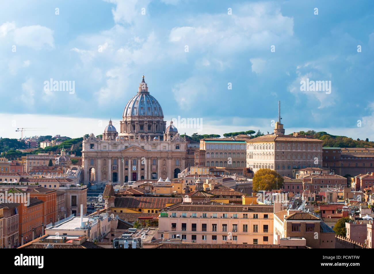 Ein Blick auf den Vatikan, Herbst in Rom. Alte Stadt. Straßen der Stadt Stockfoto