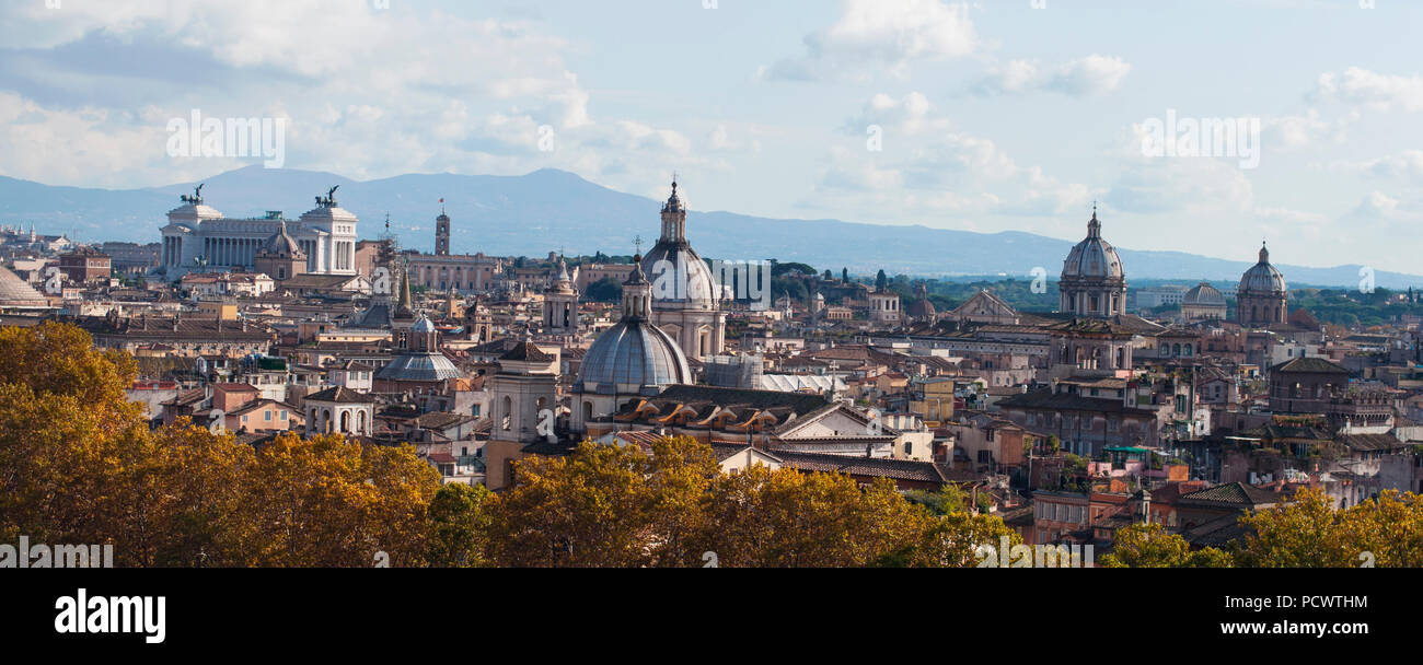 Ein Blick auf den Vatikan, Herbst in Rom. Alte Stadt. Straßen der Stadt Stockfoto
