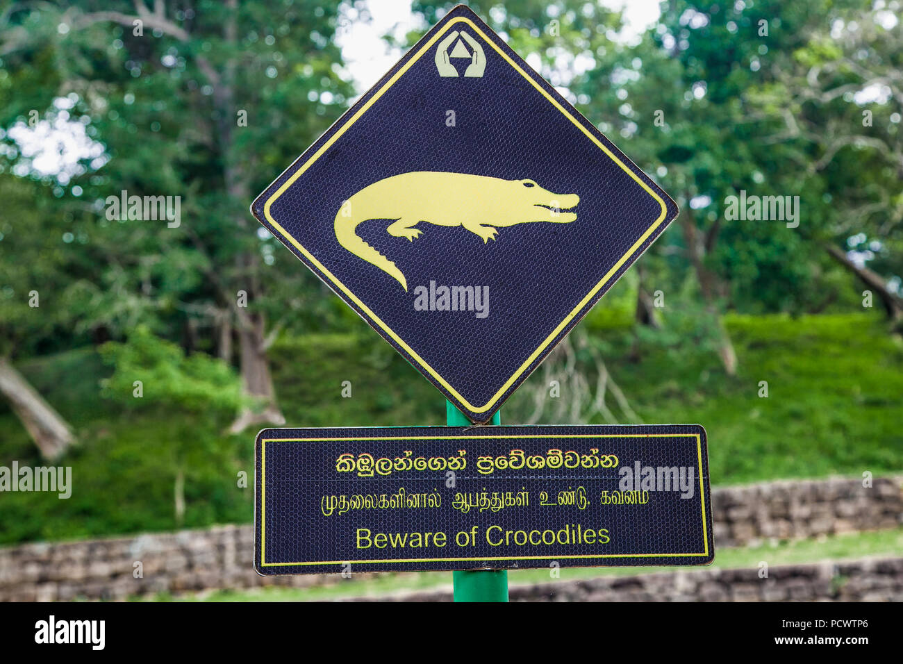 Vorsicht vor Krokodilen. Achtung platte Alarmierung über gefährliche Raubtiere in Wasser von Kanälen in Sigiriya, Sri Lanka. Stockfoto