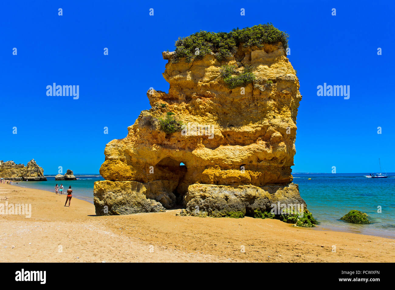 Felsformation an der Praia da Dona Ana Strand, Lagos, Algarve, Portugal Stockfoto