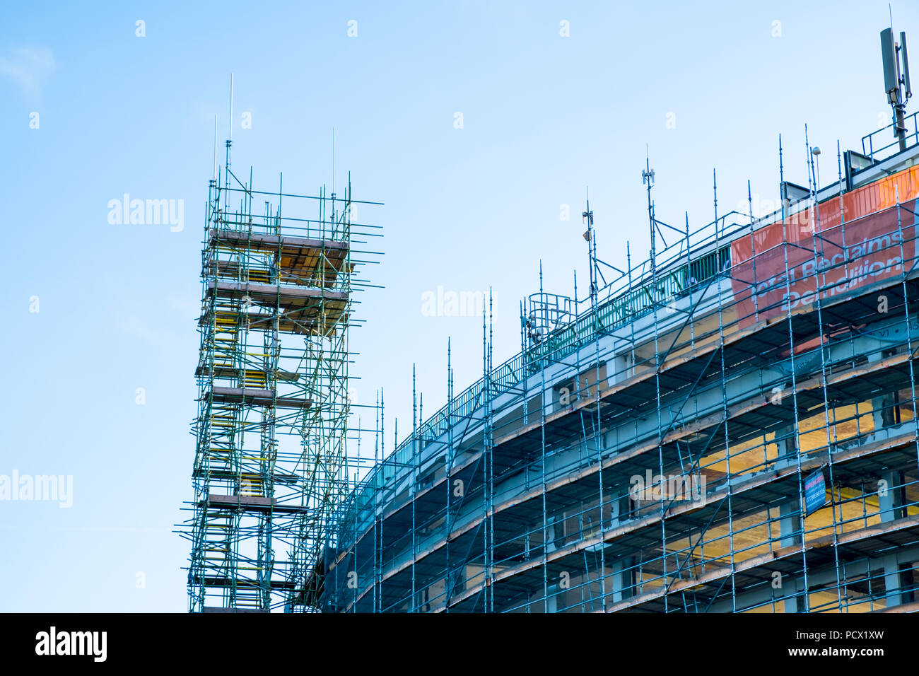 Gerüst Turm als Teil des Gerüsts Umgebung ein hohes Gebäude Umbau von Büros mit einem Appartementhaus, Nottinghamshire, Großbritannien Stockfoto