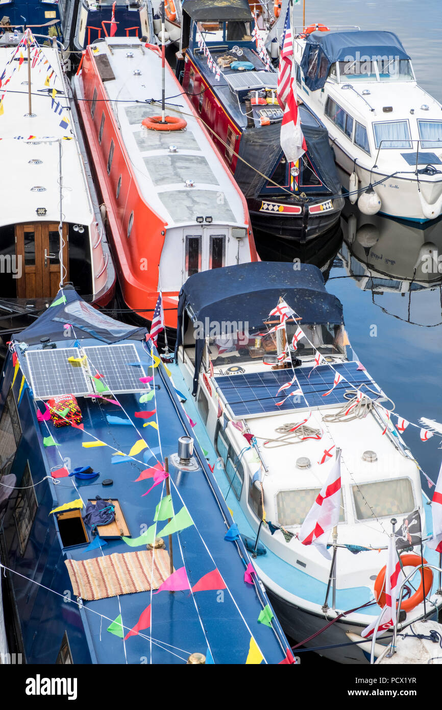 Viele Boote auf dem Fluss Trent, Nottinghamshire, England, UK günstig Stockfoto