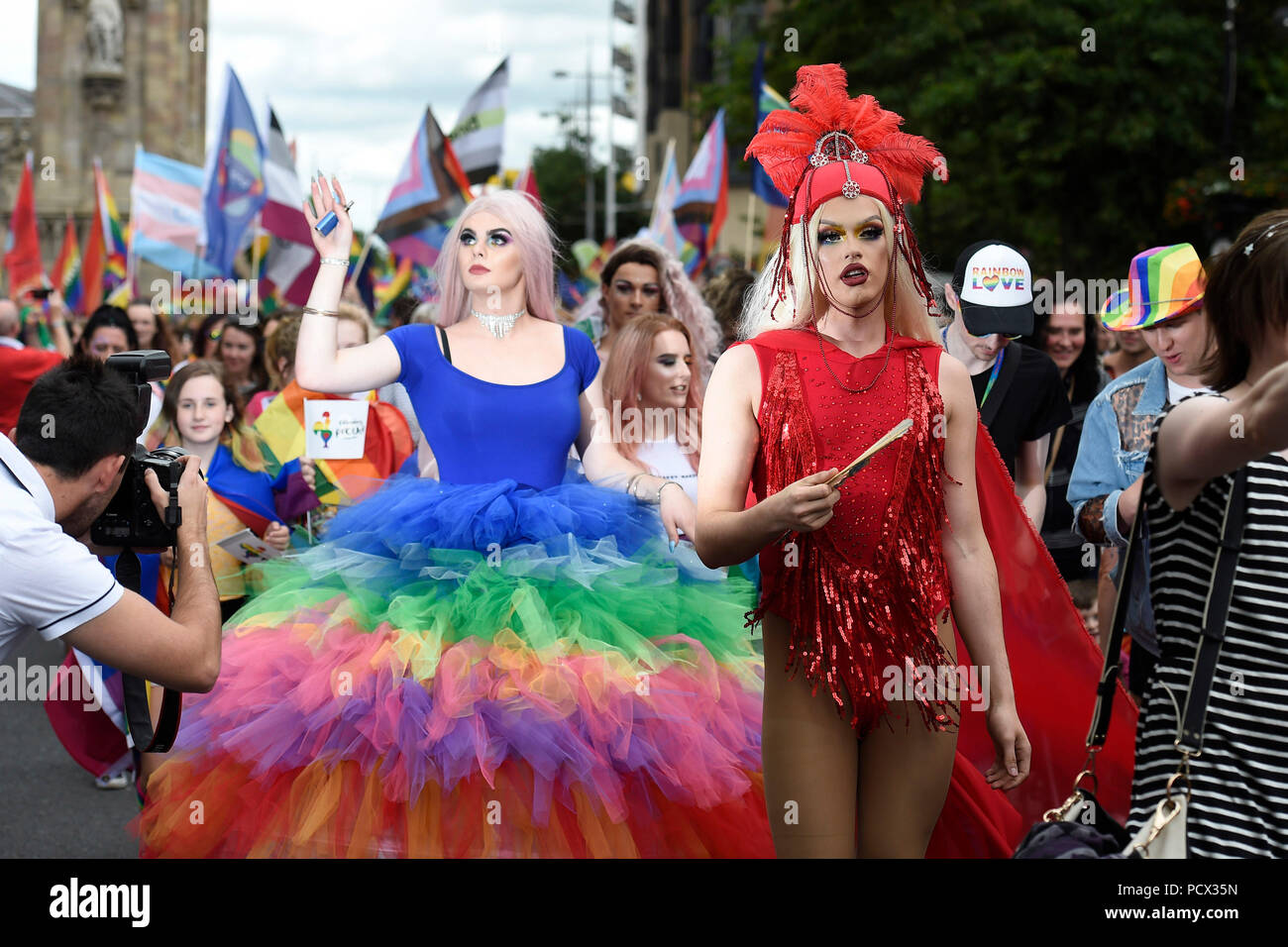 Miz schmackhaft und Red Scarlet im Rahmen der Belfast Pride Parade von Custom House Square im Zentrum von Belfast. Stockfoto