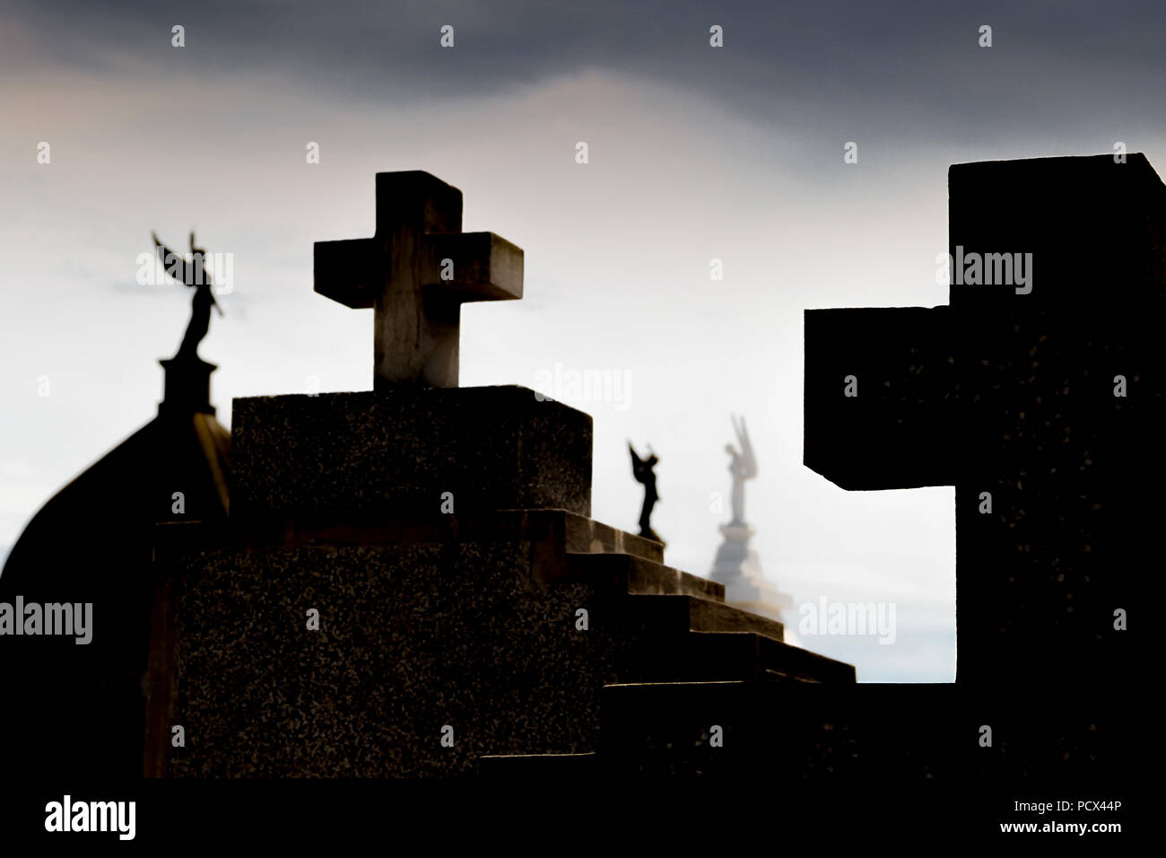 Grabsteine und Kreuze in den christlichen Friedhof Stockfoto