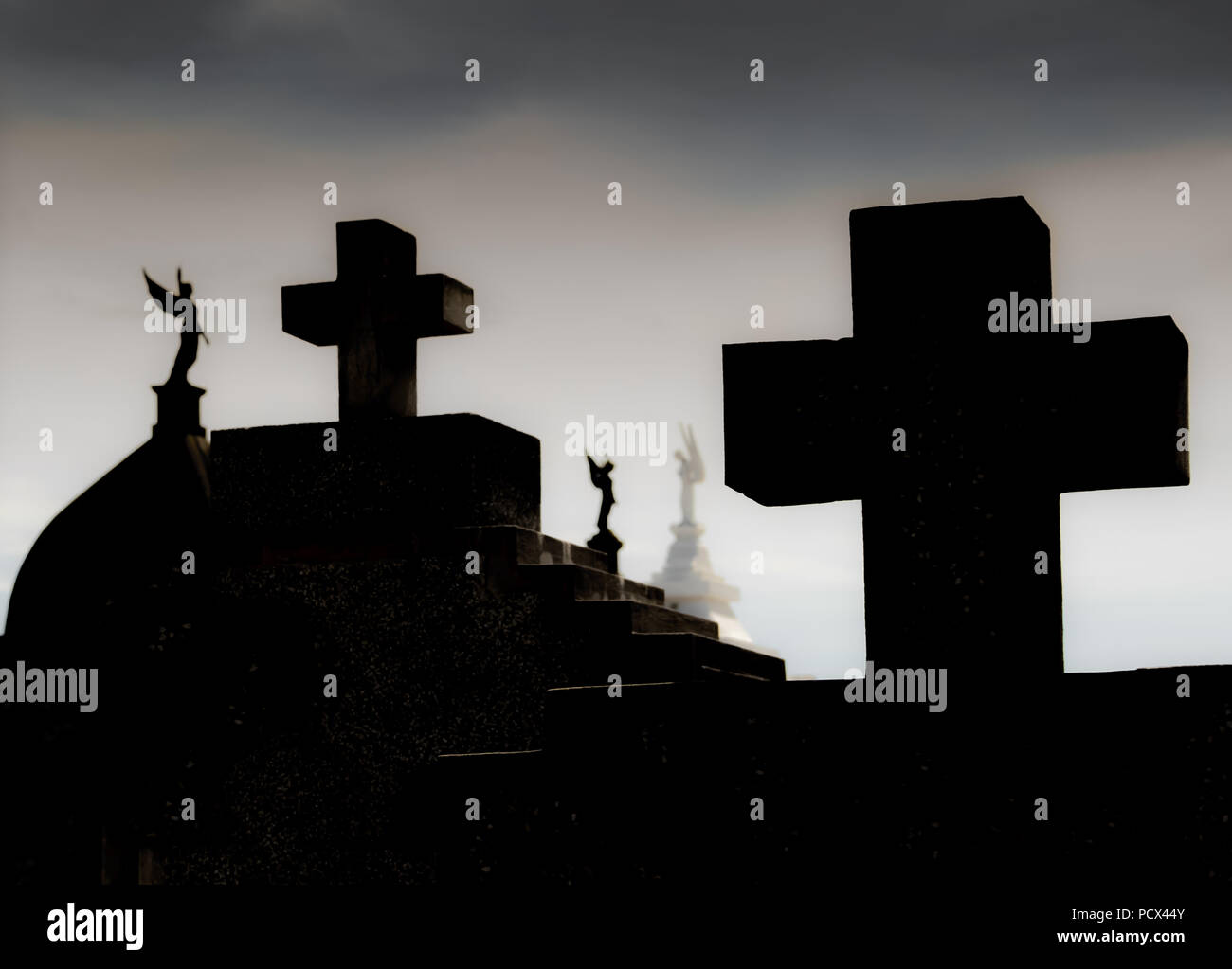 Grabsteine und Kreuze in den christlichen Friedhof Stockfoto