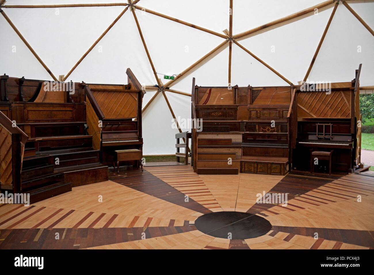 Botanic Gardens, Edinburgh, Schottland, 4. Aug 2018. Pianodrome, erste Amphitheater der Welt vollständig aus upcycled Klaviere, Teil des Fringe Festivals 2018. Stockfoto
