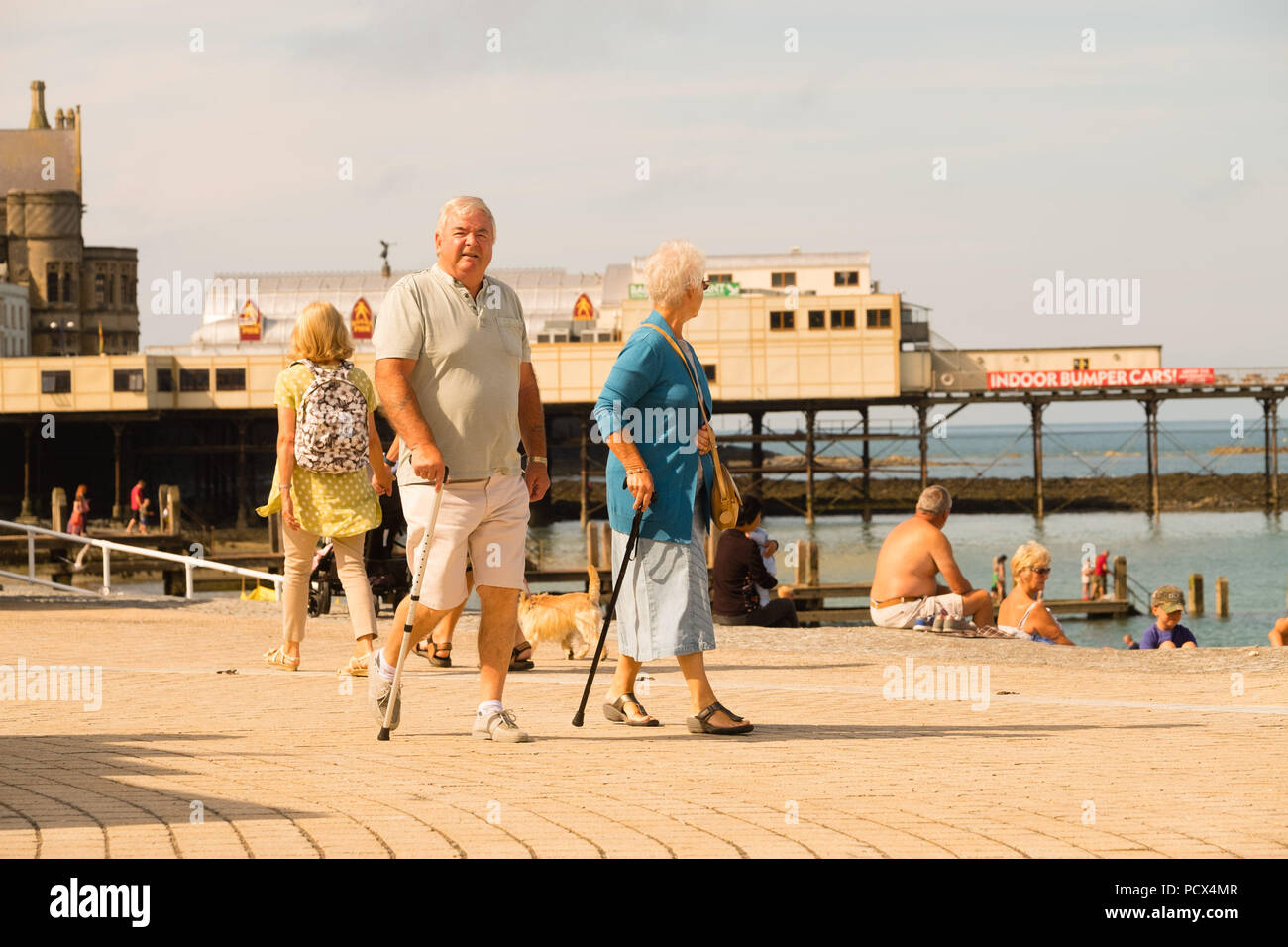 Aberystwyth Wales UK, Samstag, 04. August 2018. UK Wetter: die Menschen an der Küste in Aberystwyth an einem hellen, warmen und sonnigen Samstag Morgen Großbritannien große Hitzewelle fort, mit mehr hohe Temperaturen im Süden und Osten des Landes. Foto: Keith Morris/Alamy leben Nachrichten Stockfoto