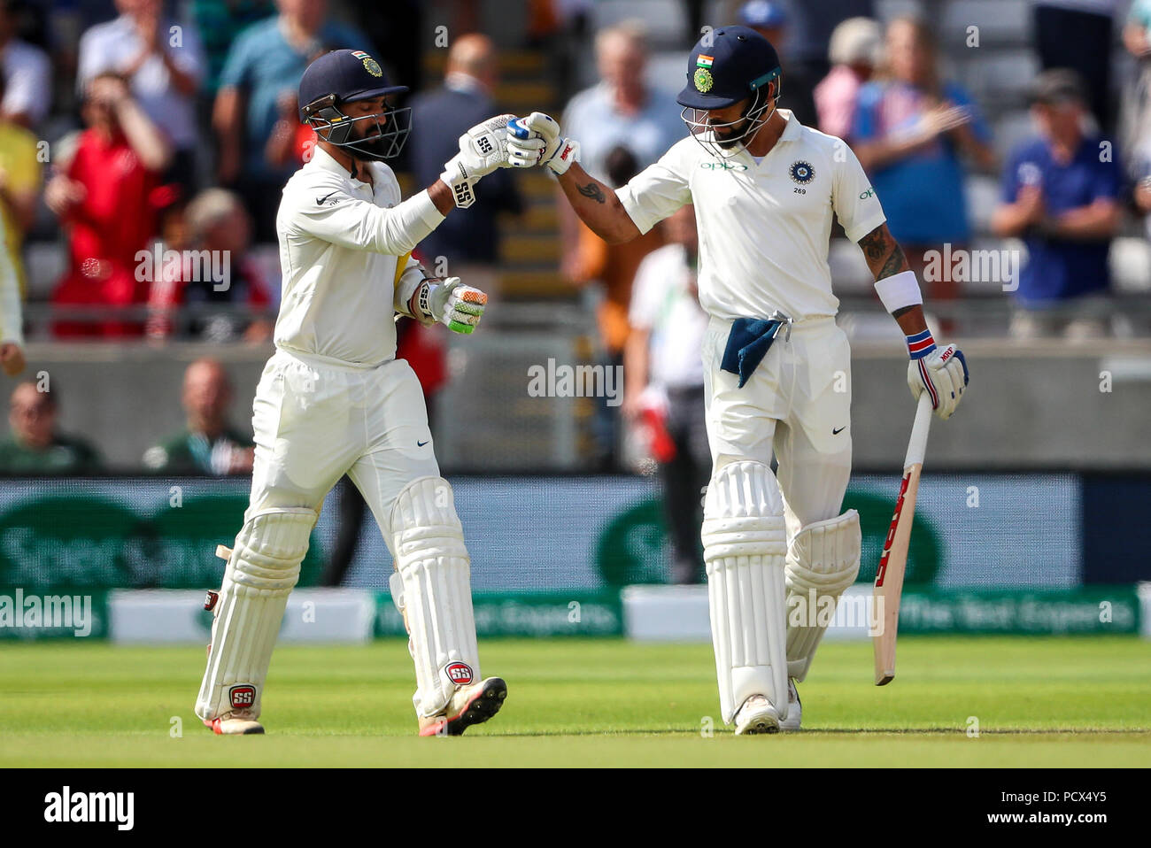 Edgbaston, Birmingham, Großbritannien. 4 Aug, 2018. Internationalen Test Cricket, Specsavers 1. Test, Tag 4, England und Indien; Virat Kohli und Dinesh Karthik Faustpumpe, wie Sie auf den Rasen, die bereit sind, ihr Innings Kredit aufzunehmen: Aktion plus Sport/Alamy leben Nachrichten Stockfoto