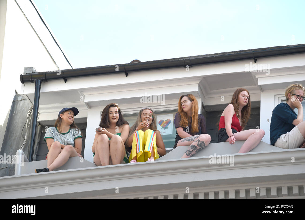 Brighton UK 4. August 2018 - Tausende an der Brighton Pride Parade nehmen an diesem Wochenende im schönen sonnigen Wetter statt. Die jährlichen Brighton Stolz Veranstaltung zieht Tausende von Besuchern aus der ganzen Welt mit Britney Spears set später heute abend: Simon Dack/Alamy leben Nachrichten Stockfoto