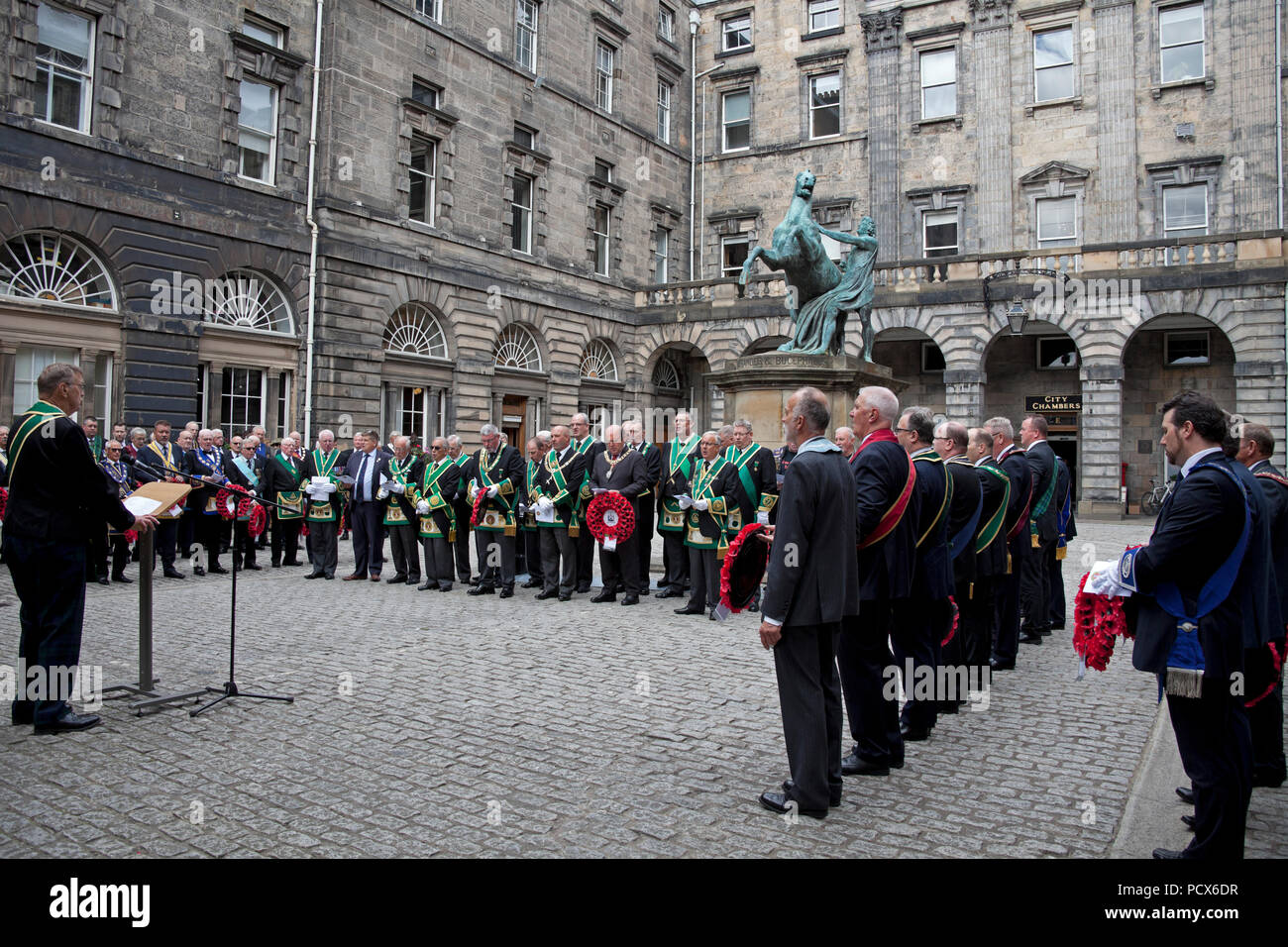 Edinburgh, Großbritannien, 4. August 2018. Edinburgh City Chambers, Schottland, UK provinziellen Grand Lodge Freimaurer von Edinburgh Kranzniederlegung Zeremonie zum Gedenken an das Ende des großen Krieges, auch anwesend Frank Ross's Edinburgh Recht Lord Lieutenant und Lord Provost. Stockfoto