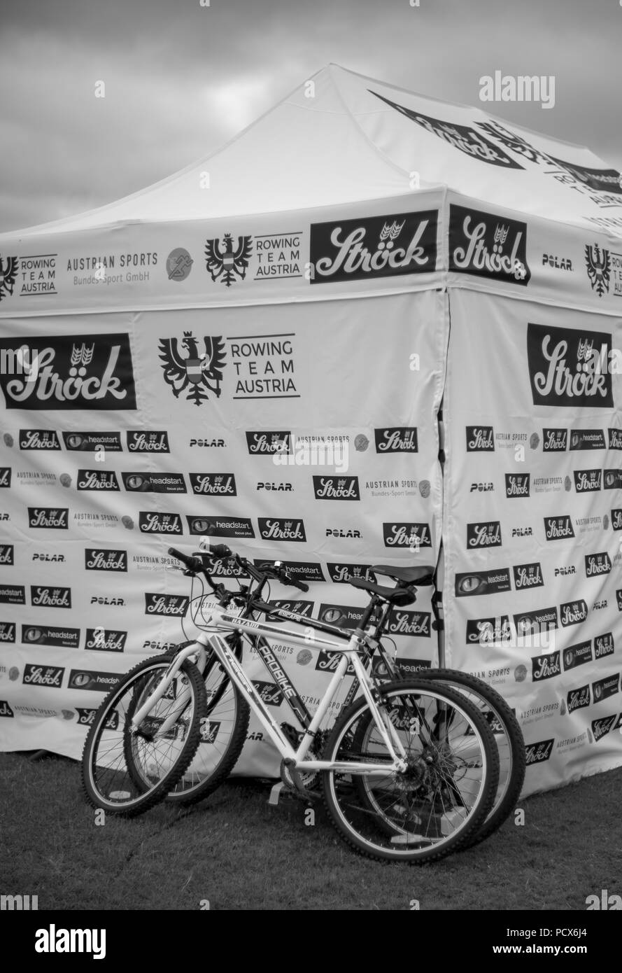 Glasgow, Schottland, am Freitag, den 4. August 2018, Trainer Fahrräder, lehnte sich gegen das österreichische Team Zelt, an Die Europäische Spiele, Rudern, Strathclyde Park, North Lanarkshire, © Peter SPURRIER/Alamy leben Nachrichten Stockfoto
