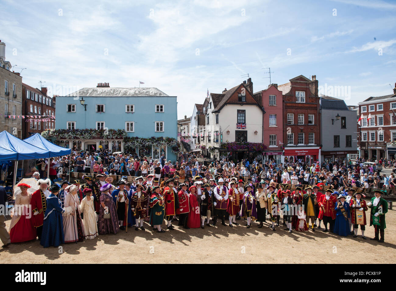 Windsor, Großbritannien. 4. August 2018. 40 Town criers von über Großbritannien und zwei von der anderen Seite der Welt nehmen Sie Teil an den Alten und ehrenvolle Gilde Town Criers (AHGTC) nationalen Meisterschaft unter den Mauern von Schloss Windsor. Jede stadtausrufer konkurriert in zwei Runden von Weinen, die ersten, die ein Home Schrei auf Diktion, den Tonfall, die Klarheit und die Lautstärke und die zweite ein Schrei auf das Thema 'Feier' gezählt. Credit: Mark Kerrison/Alamy leben Nachrichten Stockfoto