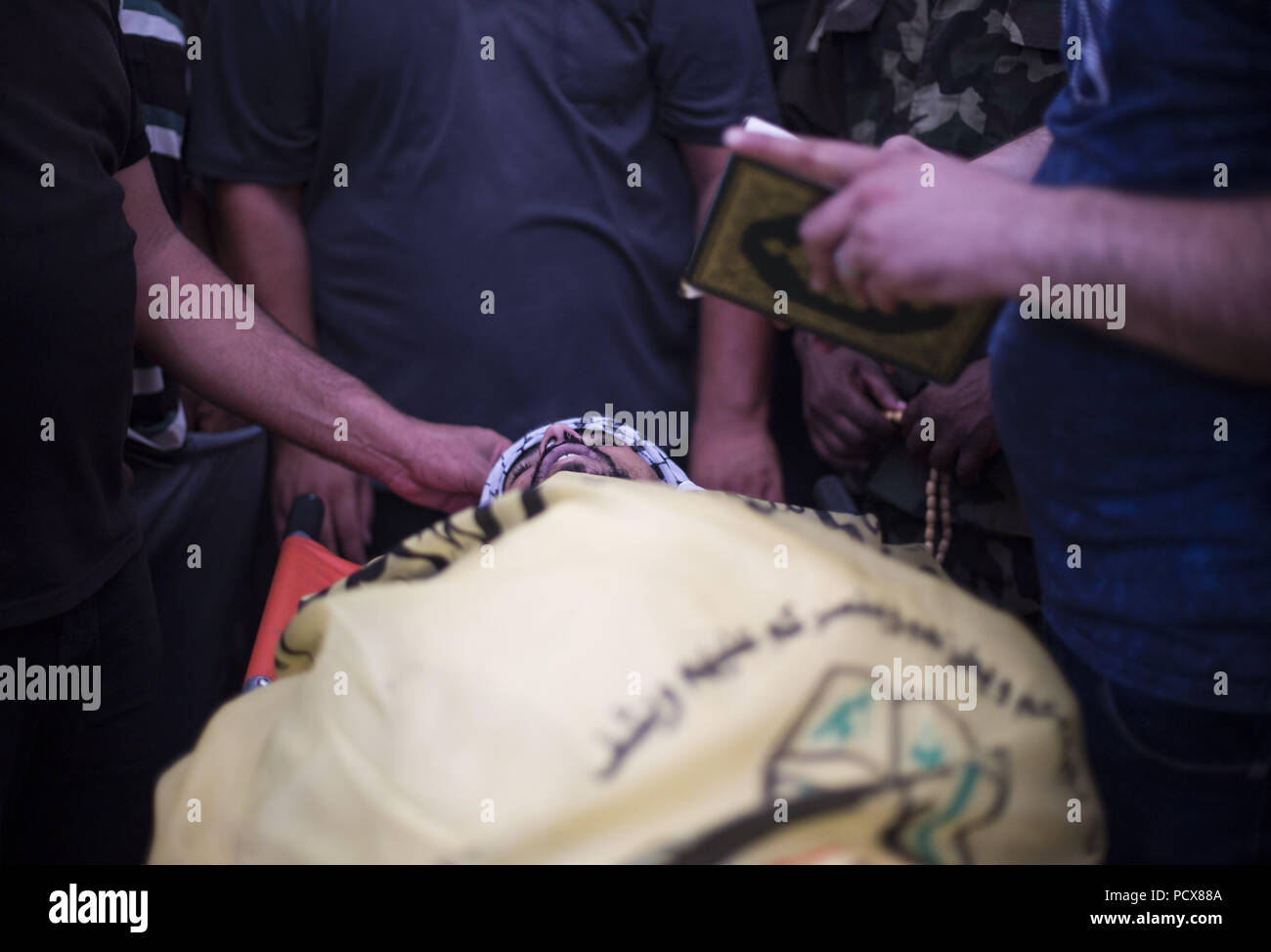 Gaza, Gaza, Palästina. 4 Aug, 2018. Leiche von Ahmed Yaghi. Beerdigung von Ahmed Yaghi, eine 25 Jahre alte Palästinenser, der von israelischen Truppen bei Zusammenstößen an der Grenze in Gaza erschossen wurde. Credit: Mahmoud Issa/SOPA Images/ZUMA Draht/Alamy leben Nachrichten Stockfoto