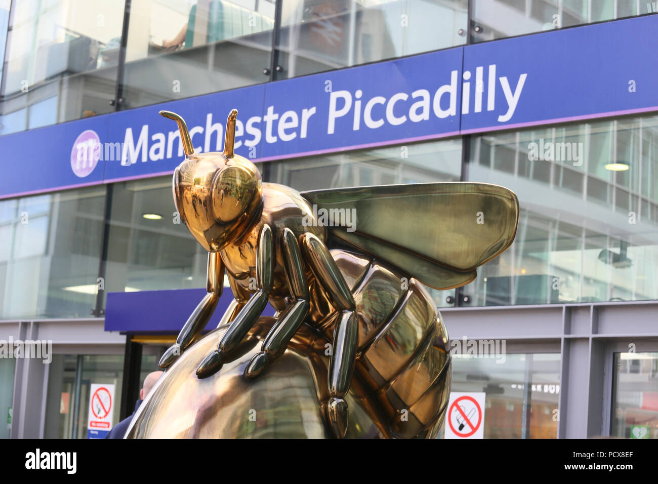 Manchester, UK, 3. Aug 2018. Ein riesiger Biene direkt vor dem Bahnhof. Manchester City Rat und wild über Kunst bringt die Gemeinschaft gemeinsam mit "Biene in der Stadt, die über ein 1oo Riesen Biene Skulpturen individuell gestaltet und rund um die Stadt sieht. Es ist eine interaktive Anwendung für Familien zu verwenden, um den Bienen zu finden und es scheint zum Anziehen von Familien werden in alle Ecken der Stadt. Manchester, 4. August 2018 (C) Barbara Cook/Alamy leben Nachrichten Stockfoto