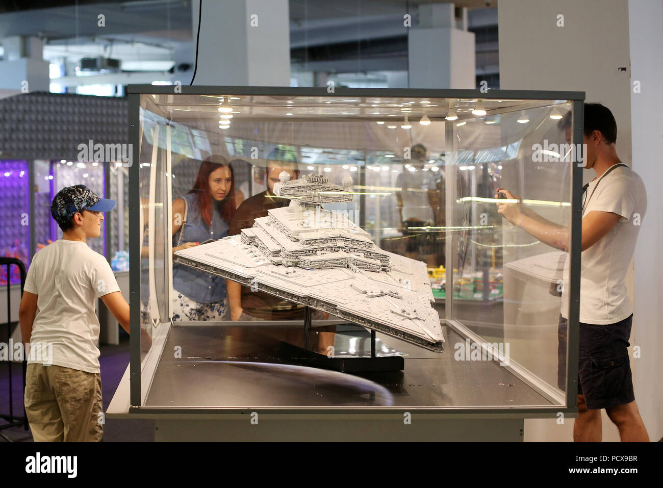Zagreb. 4 Aug, 2018. Foto auf Aug 4, 2018 zeigt einen Sternenzerstörer starship Modell mit Lego Steinen in einer Ausstellung in Zagreb, Hauptstadt von Kroatien gebaut. Die Ausstellung mit dem Titel "Invasion der Riesen" mehr als 100 große Lego Modelle aus ganz Europa. Credit: Borna Filic/Xinhua/Alamy leben Nachrichten Stockfoto