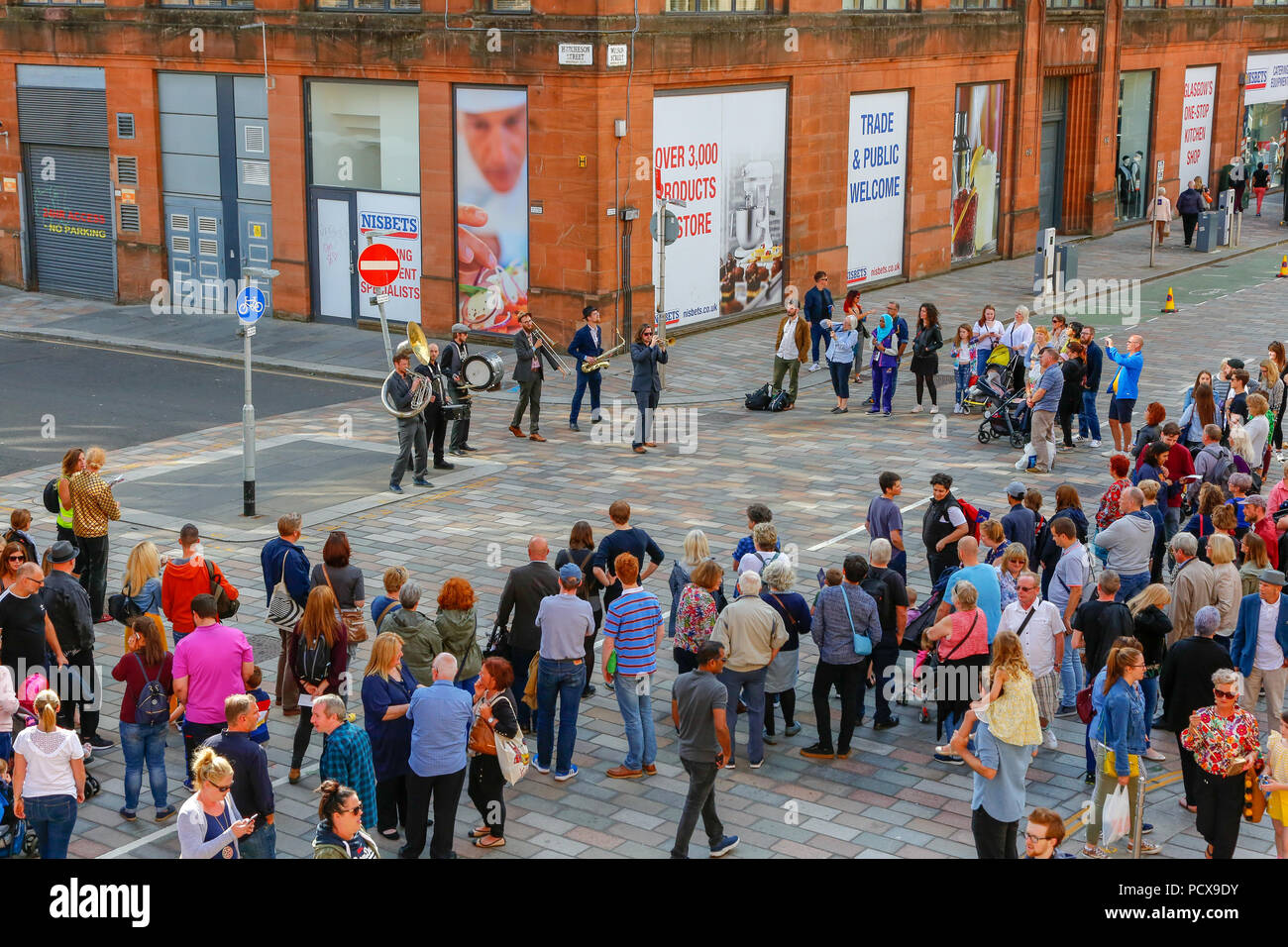 Glasgow, UK, 4. Aug 2018. Am ersten Tag des Merchant City Festival, Tausende nutzten den lauen Sommerabend die Straßenkünstler, Musiker, Tänzer und Imbissstände zu genießen. Das Festival, eine jährliche Veranstaltung, läuft zur gleichen Zeit wie die europäischen Spiele und ist fällig am 12. August zu beenden Stockfoto