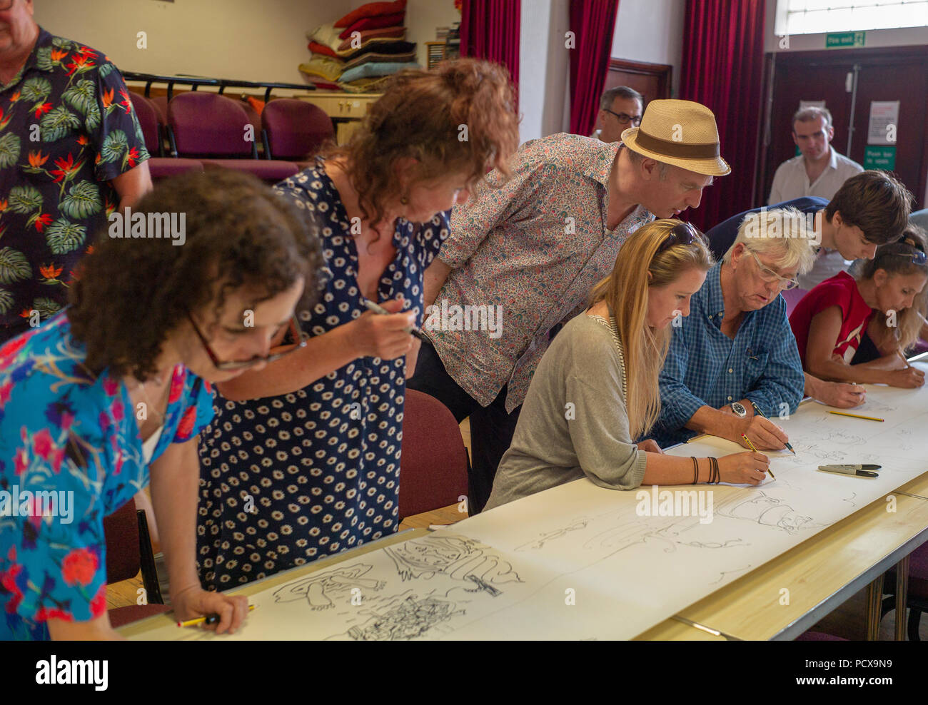 Herne Bay Vereinigtes Königreich, 4. August 2018 Martin Rowson international renommierte Karikaturist (stehend in hat) eine Master Class in Karikatur auf der jährlichen Cartoon Festival © George V Wilson Alamy/Live-Nachrichten Stockfoto