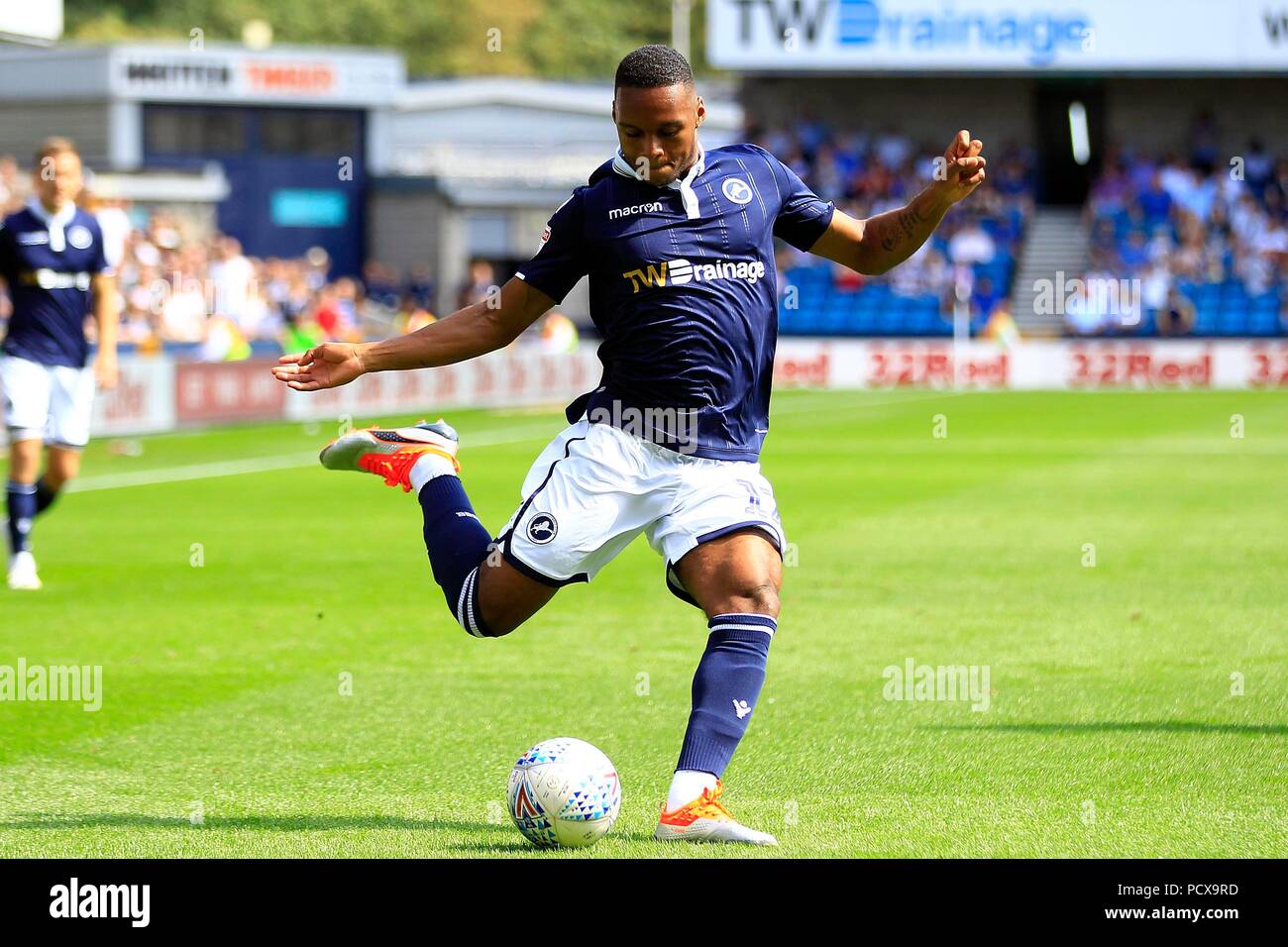 Mahlon Romeo von Millwall in Aktion. EFL Skybet Meisterschaft übereinstimmen, Millwall v Middlesbrough an der Höhle Stadion in London am Samstag, den 4. August 2018. Dieses Bild dürfen nur für redaktionelle Zwecke verwendet werden. Nur die redaktionelle Nutzung, eine Lizenz für die gewerbliche Nutzung erforderlich. Keine Verwendung in Wetten, Spiele oder einer einzelnen Verein/Liga/player Publikationen. pic von Steffan Bowen/Andrew Orchard sport Fotografie/Alamy leben Nachrichten Stockfoto