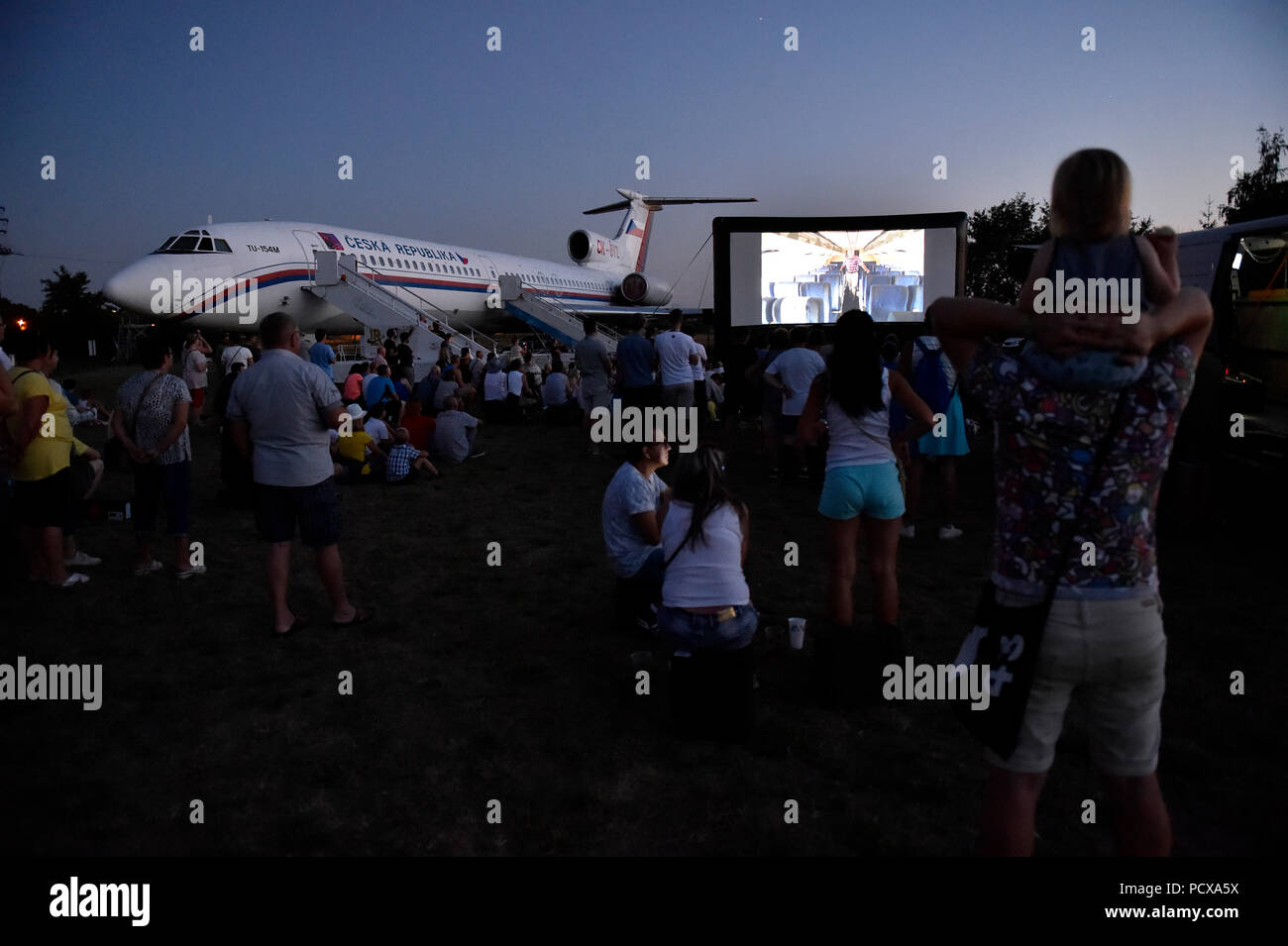 Kunovice, Tschechische Republik. 03 Aug, 2018. Enthusiasten aus dem Aviation Museum in Kunovice, Tschechien, öffnete die Tupolew Tu-154 der ehemaligen Flugzeuge, so Nagano, für die Besucher des Museums, am 3. August 2018 genannt. Das Flugzeug wurde von der tschechischen Eishockey Spieler von den Olympischen Spielen in Nagano 1998. Auf dem Foto ist eine Projektion eines TV-Dokument über das Flugzeug gesehen. Credit: Dalibor Gluck/CTK Photo/Alamy leben Nachrichten Stockfoto