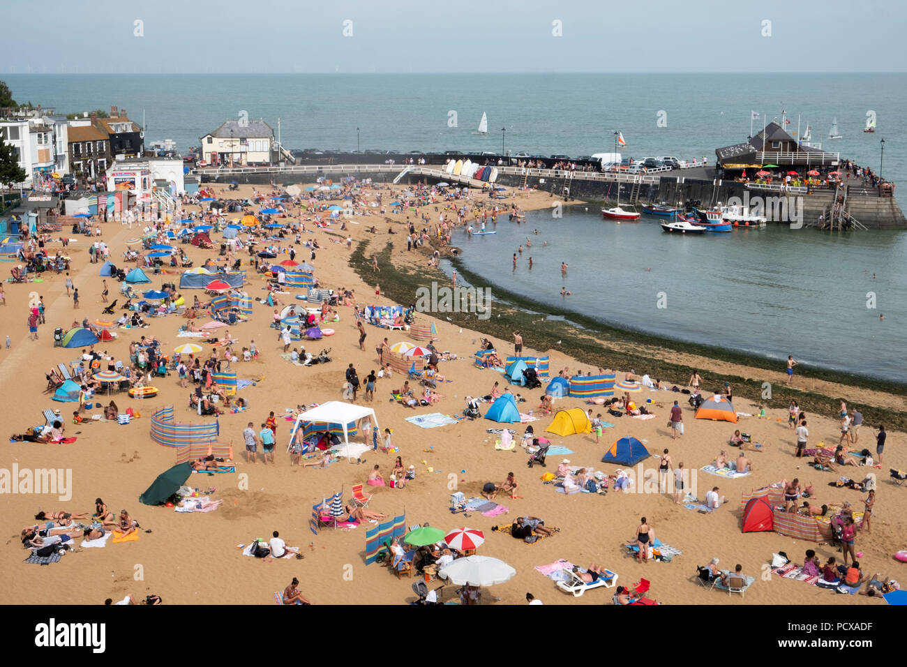 Cranbrook, Kent, Großbritannien. 4 Aug, 2018. Eine große Anzahl von Menschen sind auf Broadstairs Strand bei heißem Sommerwetter in Broadstairs, East Kent, Großbritannien, 04. August 2018 Credit: Ray Tang/ZUMA Draht/Alamy Live Nachrichten gesehen Stockfoto
