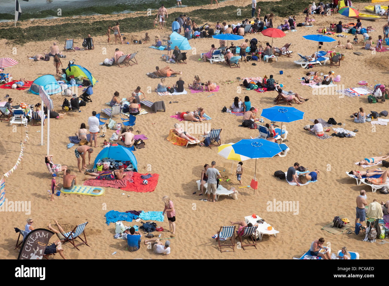Cranbrook, Kent, Großbritannien. 4 Aug, 2018. Eine große Anzahl von Menschen sind auf Broadstairs Strand bei heißem Sommerwetter in Broadstairs, East Kent, Großbritannien, 04. August 2018 Credit: Ray Tang/ZUMA Draht/Alamy Live Nachrichten gesehen Stockfoto