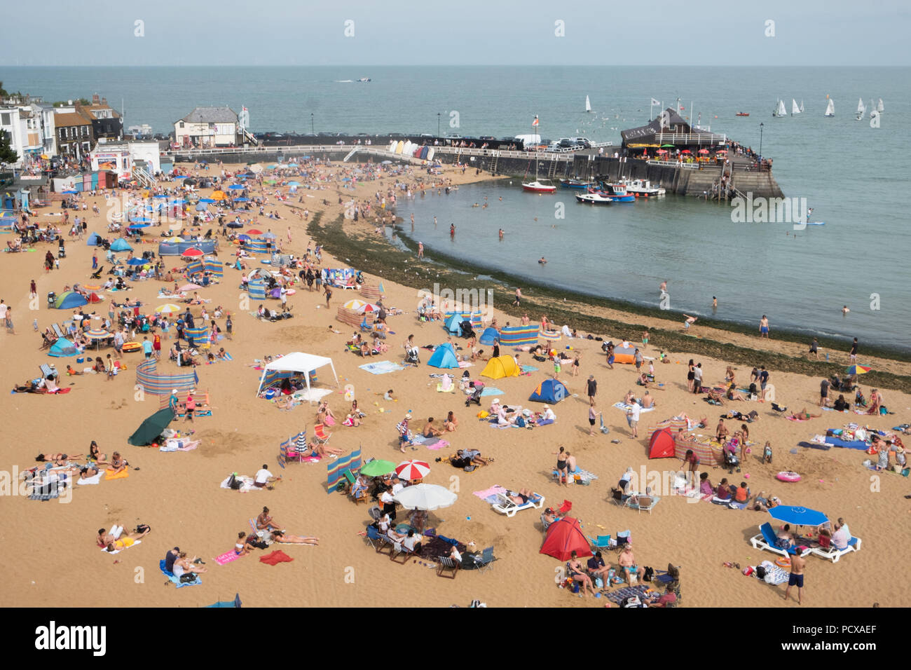 Cranbrook, Kent, Großbritannien. 4 Aug, 2018. Eine große Anzahl von Menschen sind auf Broadstairs Strand bei heißem Sommerwetter in Broadstairs, East Kent, Großbritannien, 04. August 2018 Credit: Ray Tang/ZUMA Draht/Alamy Live Nachrichten gesehen Stockfoto