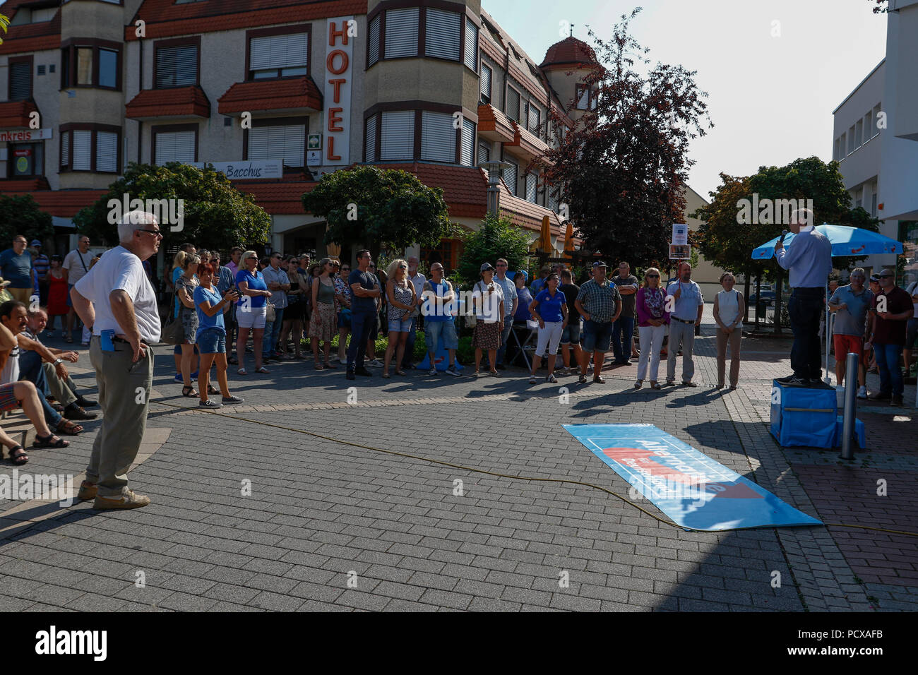 Haßloch, Deutschland. 4. August 2018. Matthias Joa, ein Mitglied des Landtags (Parlament) von Rheinland-pfalz für die AfD, Adressen der Rallye. Die rheinland-pfaelzische parlamentarische Partei der rechten AfD (Alternative für Deutschland) protestierten in Hassloch gegen Einwanderer, insbesondere eine somalische Flüchtling, war Gericht bestellt, in Hassloch, trotz sein Asylantrag abgelehnt worden. Ein Zähler - Protest wurde von mehreren Gruppen organisiert. Quelle: Michael Debets/Alamy leben Nachrichten Stockfoto