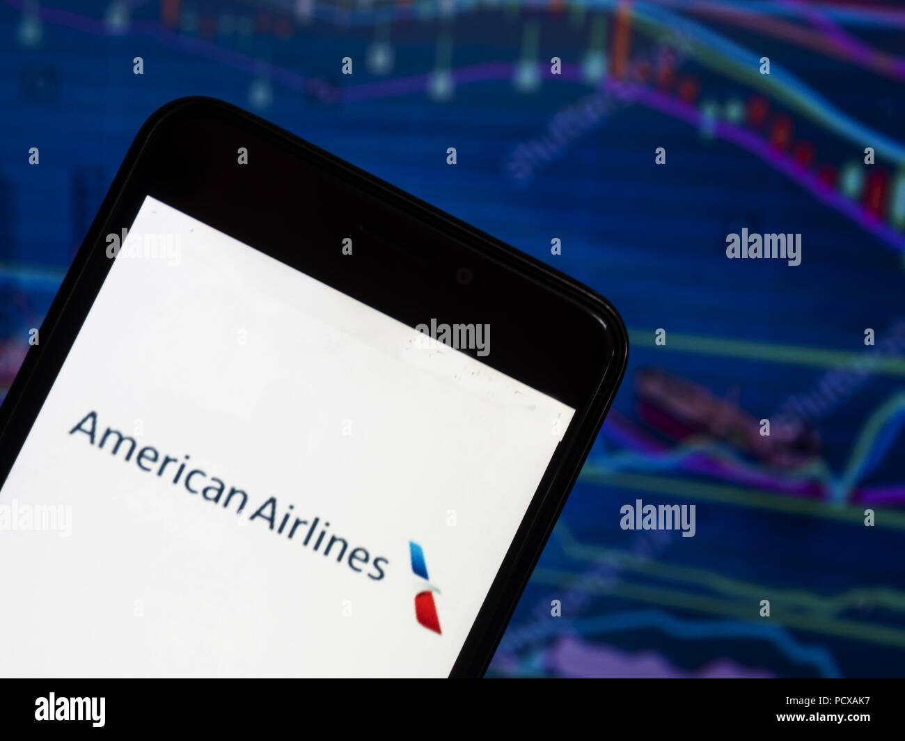 Kiew, Ukraine. 4 Aug, 2018. Die American Airlines logo gesehen auf einem Smartphone mit dem Hintergrund einer Börse shedle angezeigt. American Airlines, Inc. (AA) ist einer der wichtigsten USA Fluggesellschaft in Fort Worth, Texas, mit Hauptsitz in Dallas - Fort Worth Metroplex. Quelle: Igor Golovniov/SOPA Images/ZUMA Draht/Alamy leben Nachrichten Stockfoto