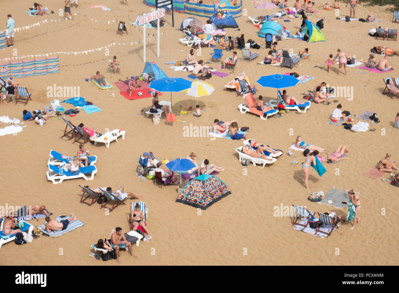 Cranbrook, Kent, Großbritannien. 4 Aug, 2018. Eine große Anzahl von Menschen sind auf Broadstairs Strand bei heißem Sommerwetter in Broadstairs, East Kent, Großbritannien, 04. August 2018 Credit: Ray Tang/ZUMA Draht/Alamy Live Nachrichten gesehen Stockfoto