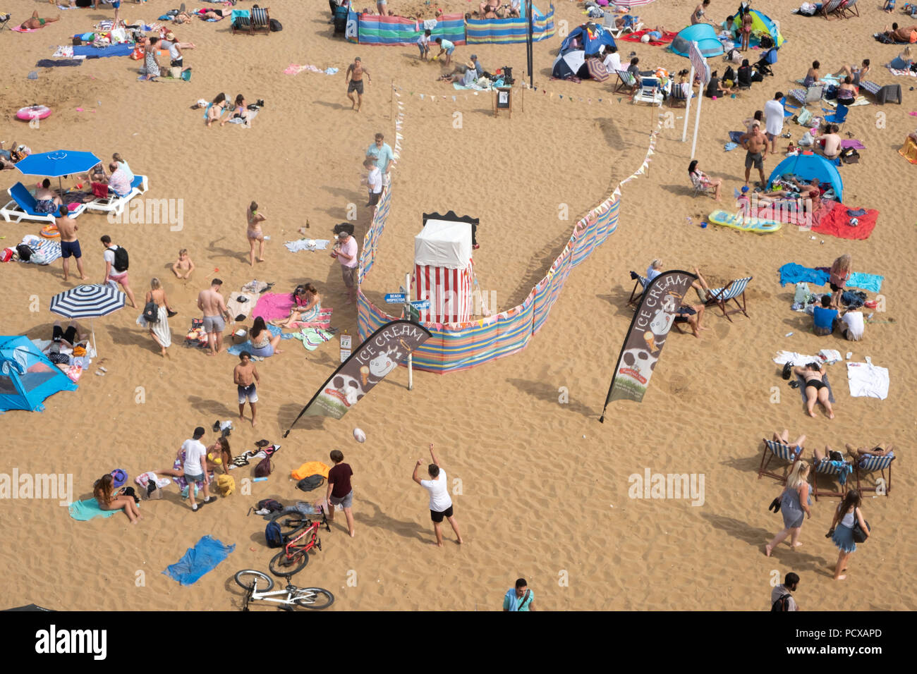 Cranbrook, Kent, Großbritannien. 4 Aug, 2018. Eine große Anzahl von Menschen sind auf Broadstairs Strand bei heißem Sommerwetter in Broadstairs, East Kent, Großbritannien, 04. August 2018 Credit: Ray Tang/ZUMA Draht/Alamy Live Nachrichten gesehen Stockfoto
