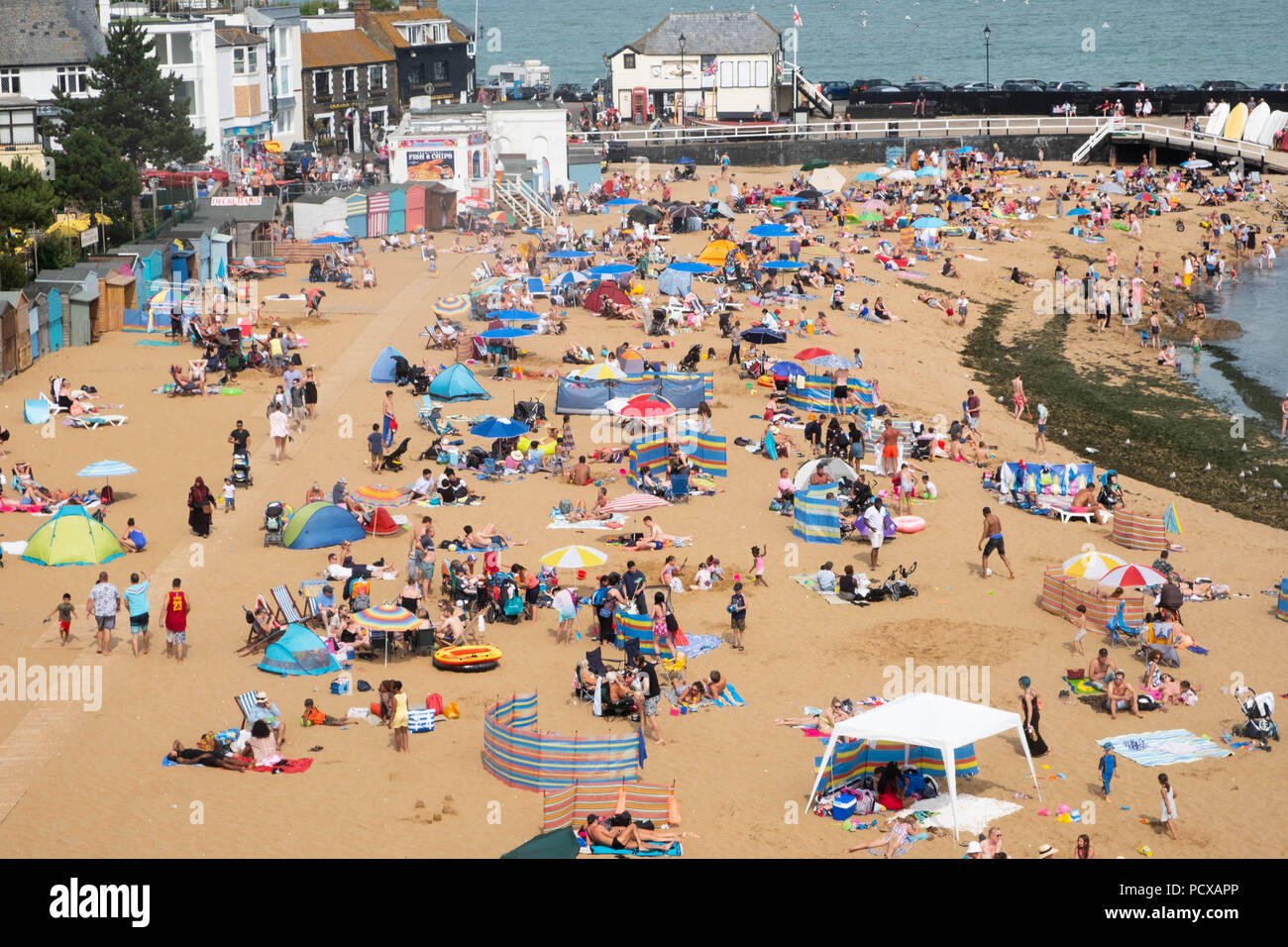 Cranbrook, Kent, Großbritannien. 4 Aug, 2018. Eine große Anzahl von Menschen sind auf Broadstairs Strand bei heißem Sommerwetter in Broadstairs, East Kent, Großbritannien, 04. August 2018 Credit: Ray Tang/ZUMA Draht/Alamy Live Nachrichten gesehen Stockfoto