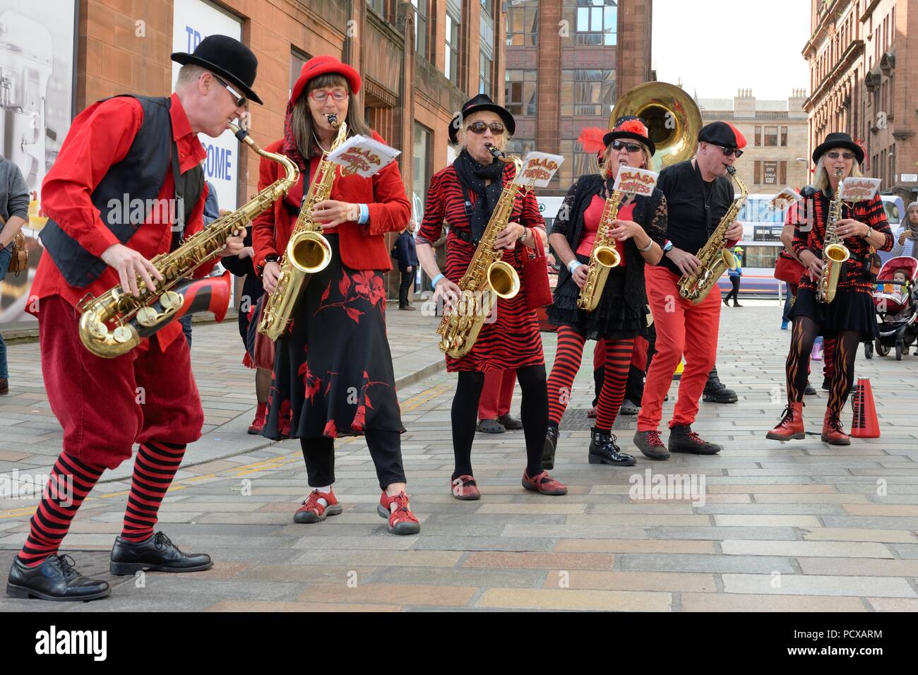 Glasgow, Schottland, Großbritannien, 4th, August, 2018. Hutcheson Street, Glasgow, Schottland, Großbritannien. Glasgow heißt die 'Blast Furness' Street Band willkommen, die beim 'Encontro Street Band Festival' im Rahmen von Glasgows Festival 2018 spielt und unterhält. Stockfoto