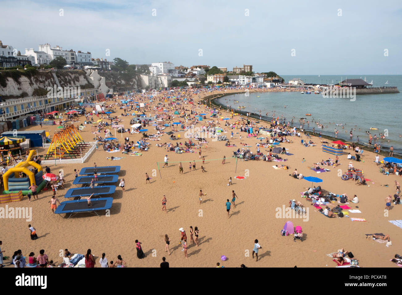 Cranbrook, Kent, Großbritannien. 4 Aug, 2018. Eine große Anzahl von Menschen sind auf Broadstairs Strand bei heißem Sommerwetter in Broadstairs, East Kent, Großbritannien, 04. August 2018 Credit: Ray Tang/ZUMA Draht/Alamy Live Nachrichten gesehen Stockfoto