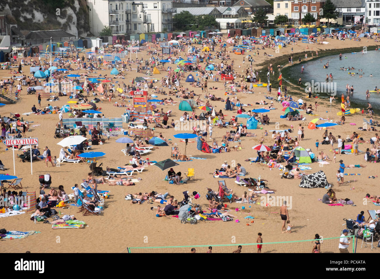 Cranbrook, Kent, Großbritannien. 4 Aug, 2018. Eine große Anzahl von Menschen sind auf Broadstairs Strand bei heißem Sommerwetter in Broadstairs, East Kent, Großbritannien, 04. August 2018 Credit: Ray Tang/ZUMA Draht/Alamy Live Nachrichten gesehen Stockfoto
