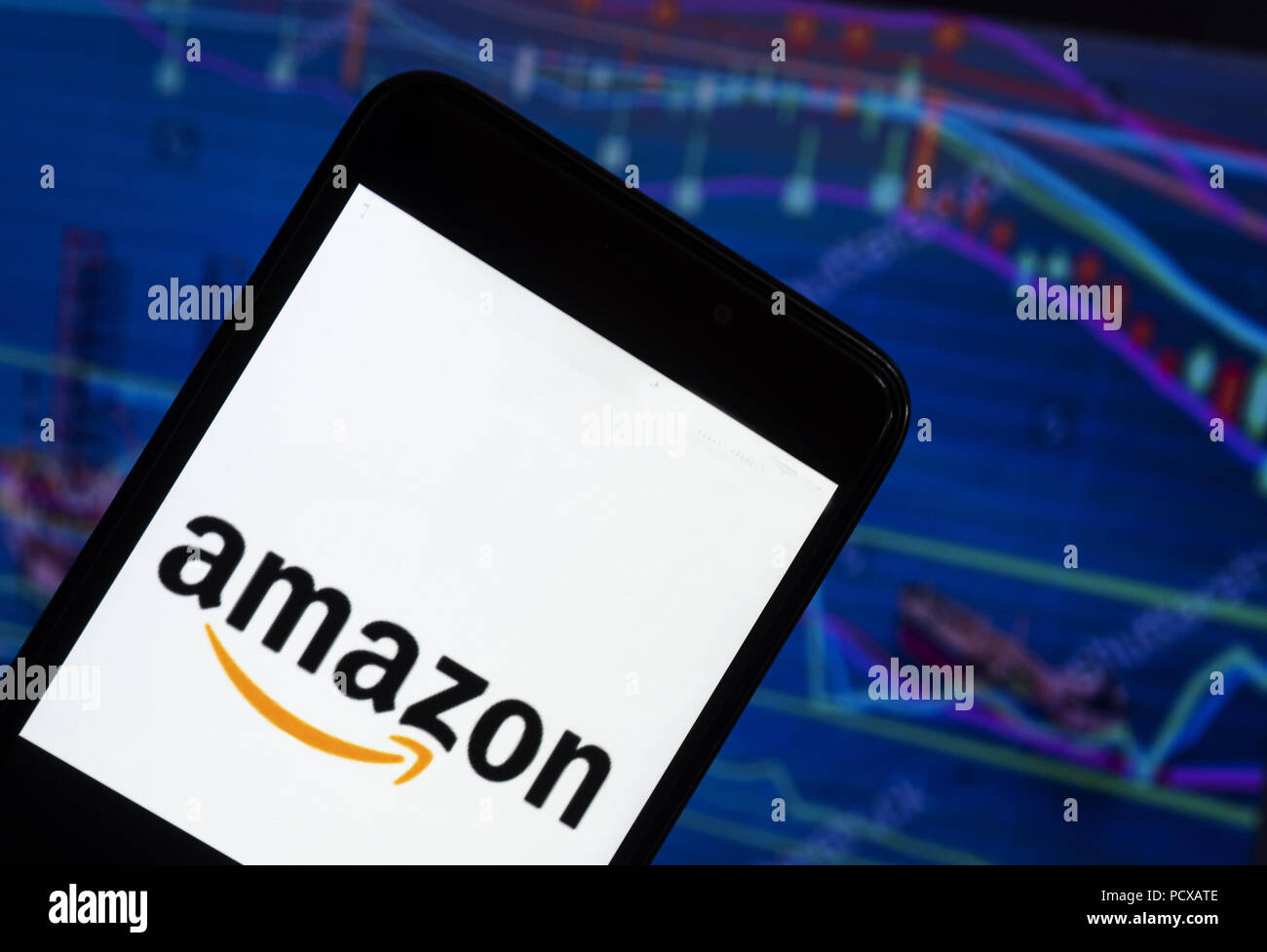 Kiew, Ukraine. 4 Aug, 2018. Das Amazon-Logo gesehen auf einem Smartphone mit dem Hintergrund einer Börse shedle angezeigt. Amazon.com, Inc., das als Amazon, ist eine US-amerikanische Electronic Commerce und Cloud Computing company in Seattle, Washington. Quelle: Igor Golovniov/SOPA Images/ZUMA Draht/Alamy leben Nachrichten Stockfoto