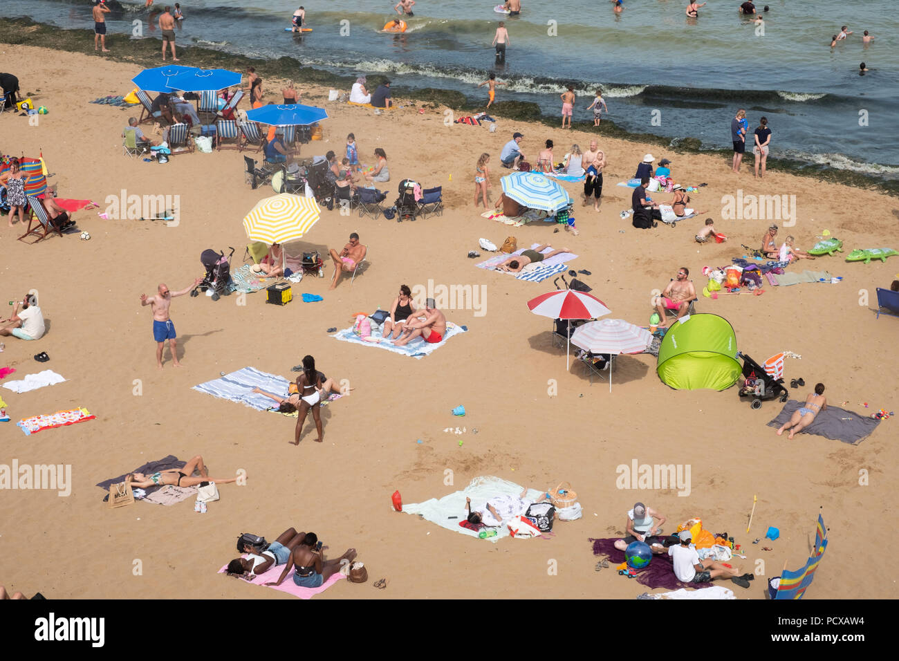 Cranbrook, Kent, Großbritannien. 4 Aug, 2018. Eine große Anzahl von Menschen sind auf Broadstairs Strand bei heißem Sommerwetter in Broadstairs, East Kent, Großbritannien, 04. August 2018 Credit: Ray Tang/ZUMA Draht/Alamy Live Nachrichten gesehen Stockfoto