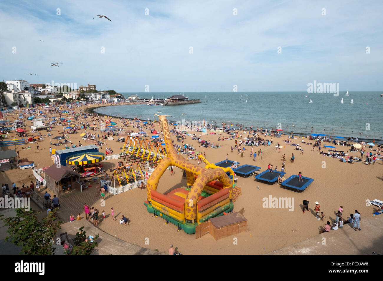 Cranbrook, Kent, Großbritannien. 4 Aug, 2018. Eine große Anzahl von Menschen sind auf Broadstairs Strand bei heißem Sommerwetter in Broadstairs, East Kent, Großbritannien, 04. August 2018 Credit: Ray Tang/ZUMA Draht/Alamy Live Nachrichten gesehen Stockfoto
