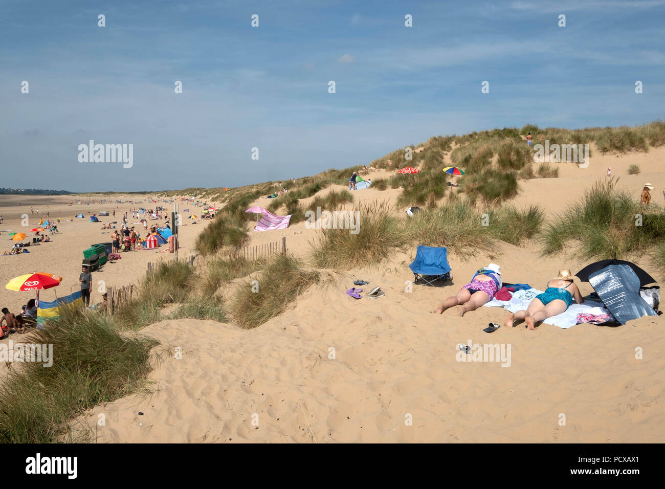 Cranbrook, Kent, Großbritannien. 4 Aug, 2018. Eine große Anzahl von Menschen sind auf Camber Sands Beach bei heißem Sommerwetter in, East Sussex, Großbritannien, 04. August 2018 Credit: Ray Tang/ZUMA Draht/Alamy Live Nachrichten gesehen Stockfoto