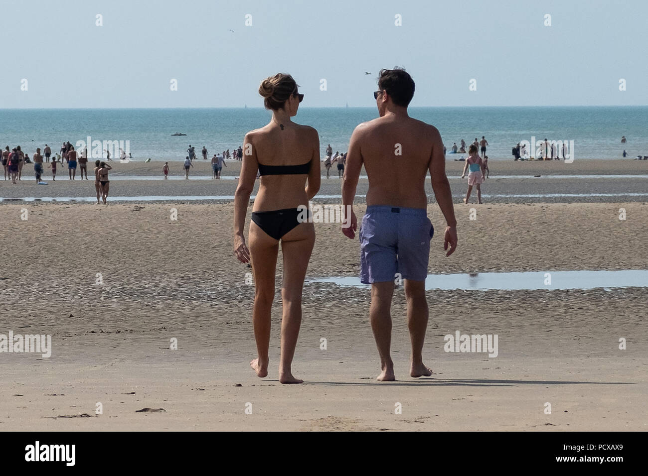 Cranbrook, Kent, Großbritannien. 4 Aug, 2018. Eine große Anzahl von Menschen sind auf Camber Sands Beach bei heißem Sommerwetter in, East Sussex, Großbritannien, 04. August 2018 Credit: Ray Tang/ZUMA Draht/Alamy Live Nachrichten gesehen Stockfoto