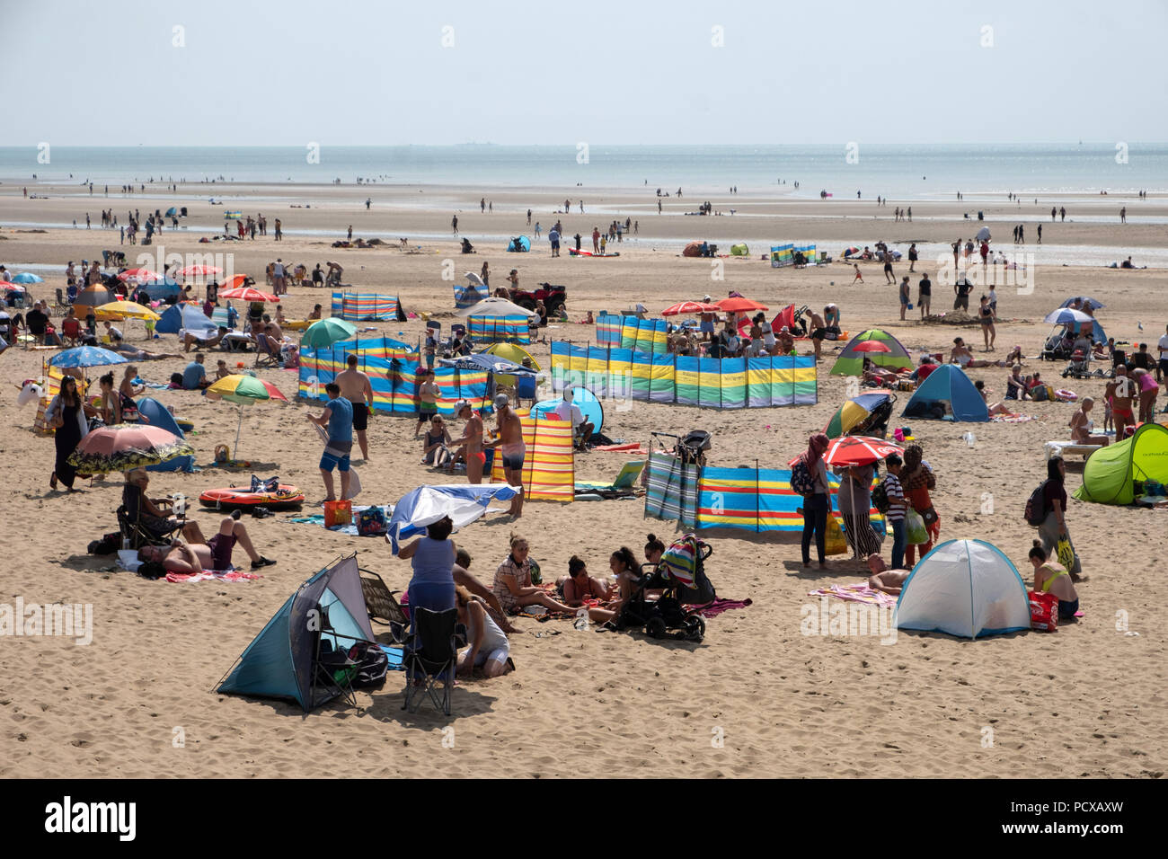 Cranbrook, Kent, Großbritannien. 4 Aug, 2018. Eine große Anzahl von Menschen sind auf Camber Sands Beach bei heißem Sommerwetter in, East Sussex, Großbritannien, 04. August 2018 Credit: Ray Tang/ZUMA Draht/Alamy Live Nachrichten gesehen Stockfoto
