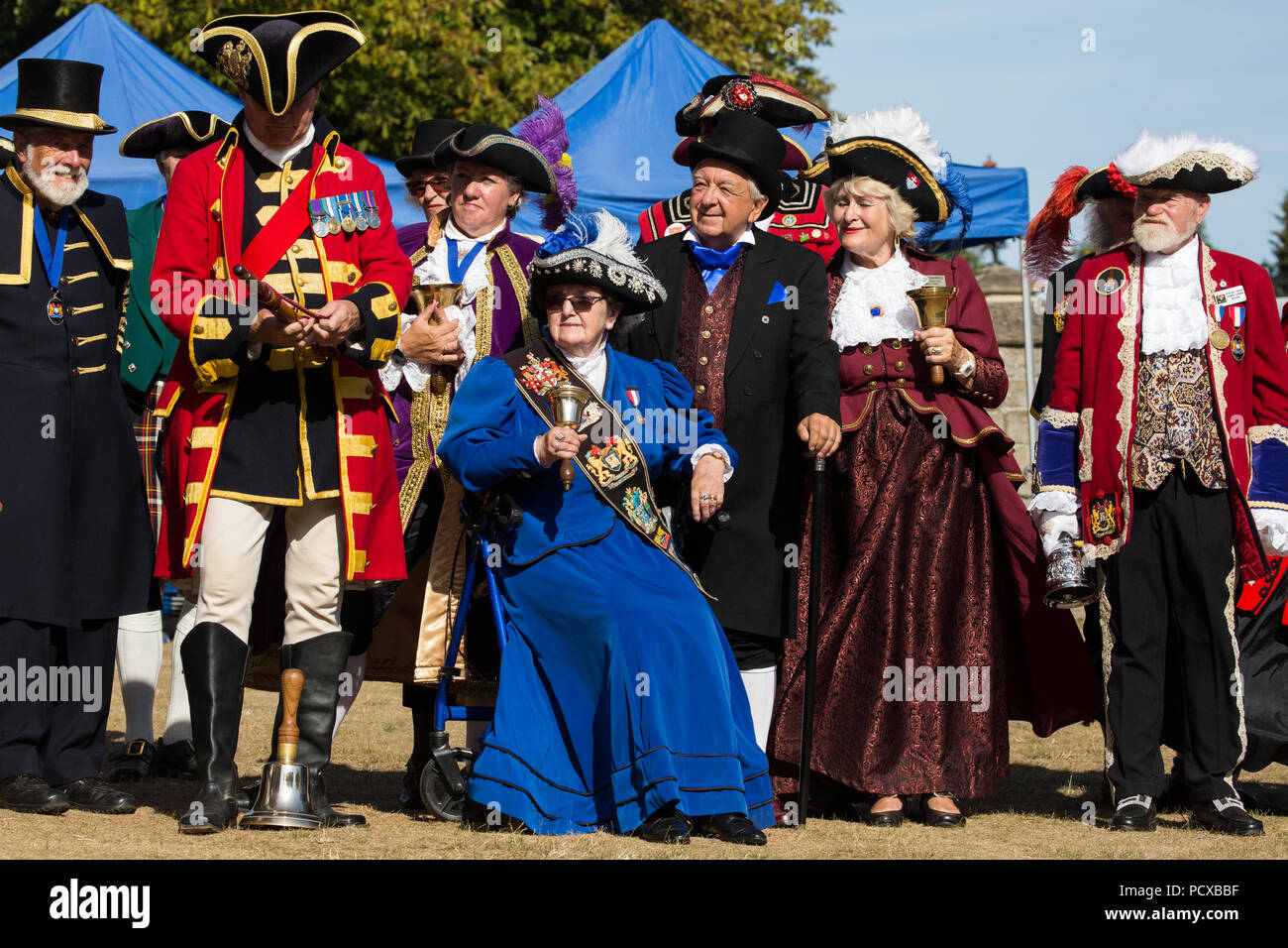 Windsor, Großbritannien. 4. August 2018. 40 Town criers aus ganz Großbritannien und zwei aus Australien sammeln außerhalb Schloss Windsor für die Preisverleihung in der Alten und ehrenvolle Gilde Town Criers (AHGTC) nationale Meisterschaft. Sie in zwei Runden zu weinen konkurrierten, der erste, der eine home Schrei auf Diktion, den Tonfall, die Klarheit und die Lautstärke und die zweite ein Schrei auf das Thema 'Feier' gezählt. Credit: Mark Kerrison/Alamy leben Nachrichten Stockfoto