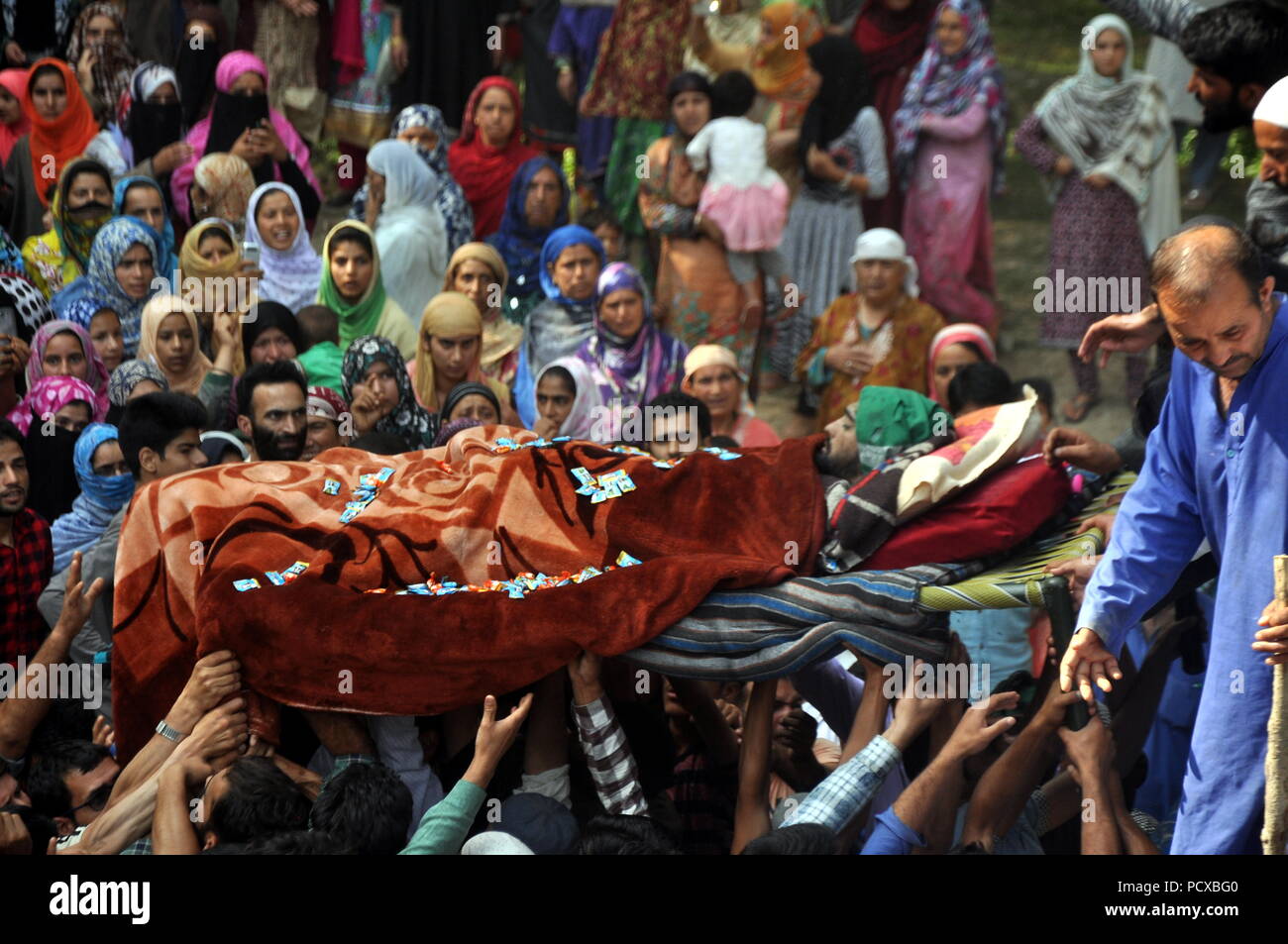 Kaschmir, Indien, 4. Aug 2018. Menschen tragen den Körper von Khursheed Ahmad Malik während seiner Beerdigung Prozession in Nikas Dorf südlich von Kaschmir Pulwama Bezirk. Credit: Arbaz Mughal/Alamy Live News Credit: Arbaz Mughal/Alamy leben Nachrichten Stockfoto